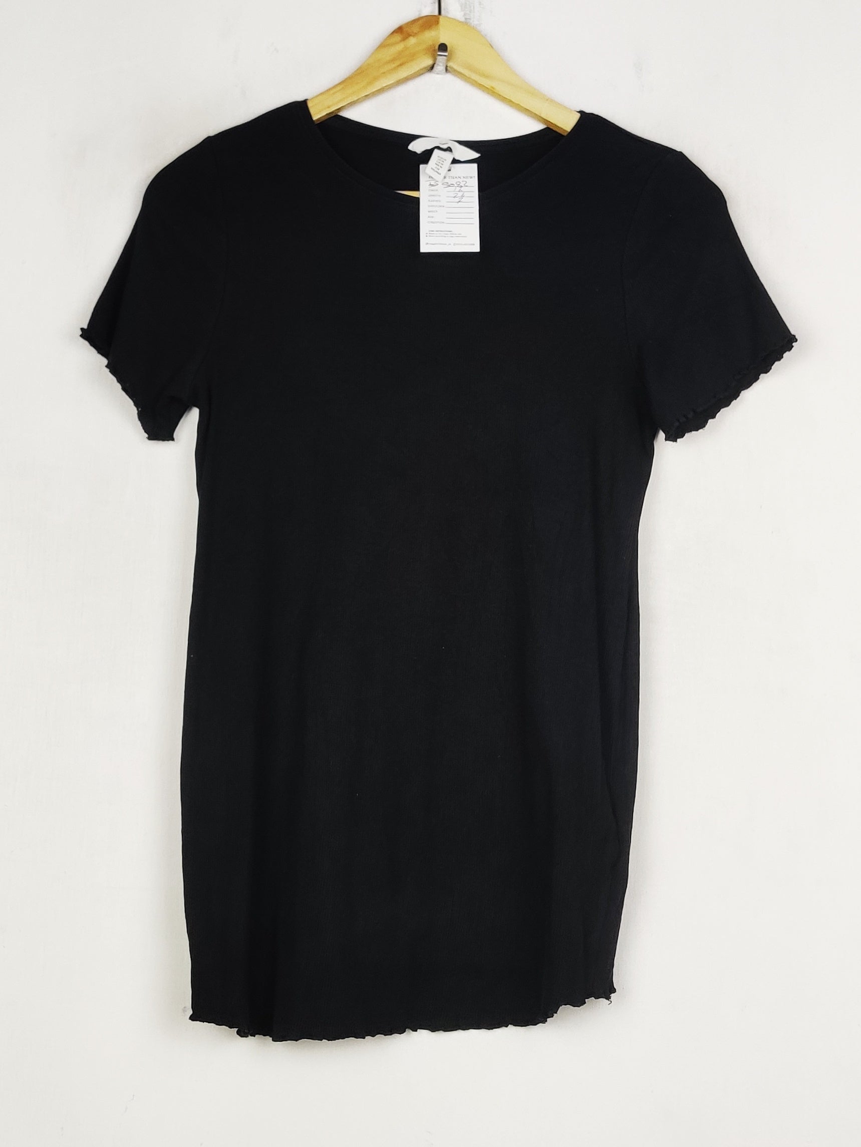 Buy online pre-used pre-loved 100% authentic & Original branded H&M (TS-5082) available in Pakistan. Top international brands avilable.