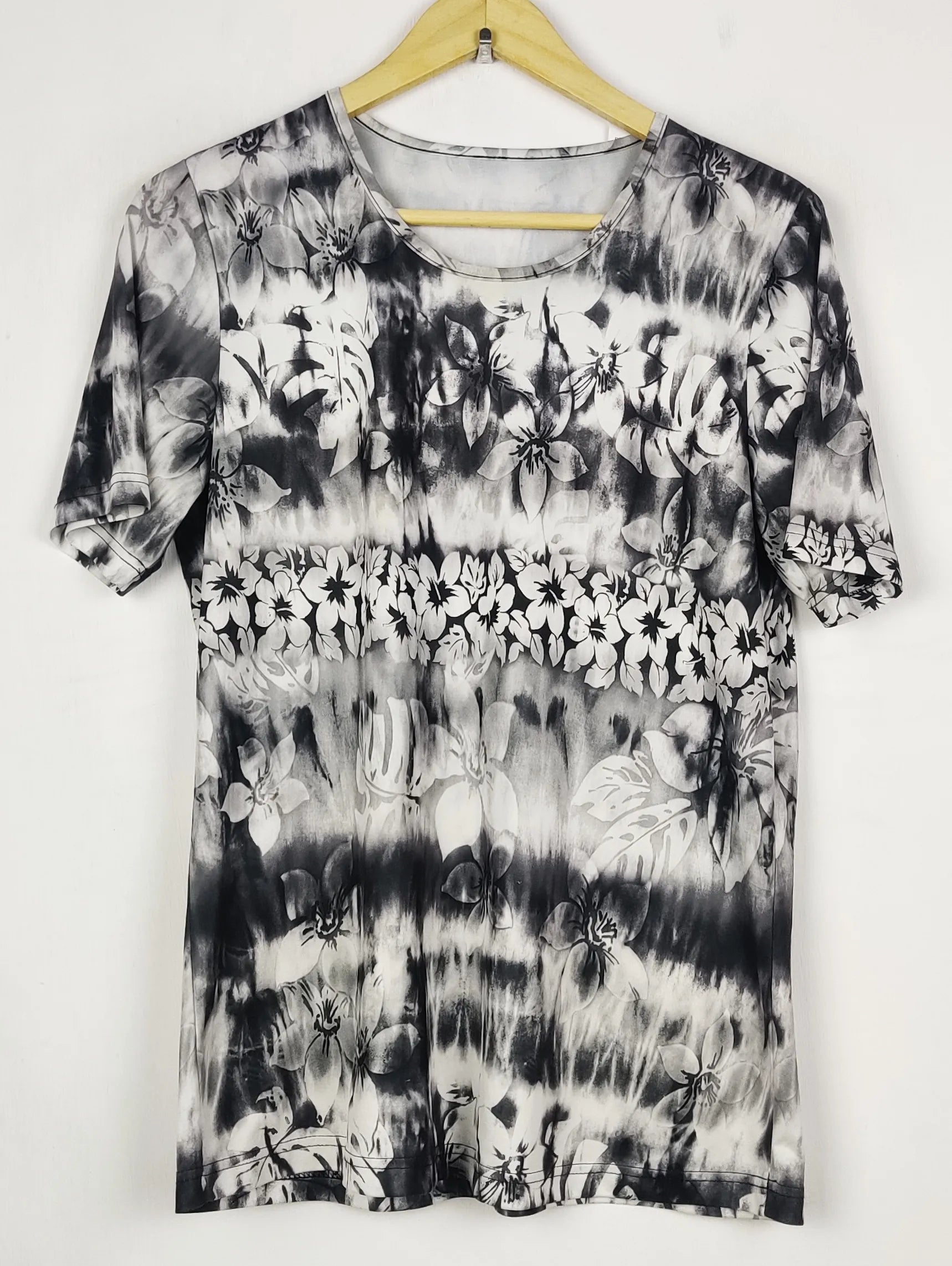Buy online pre-used pre-loved 100% authentic & Original branded Unknown Brand (TS-5434) available in Pakistan. Top international brands avilable.