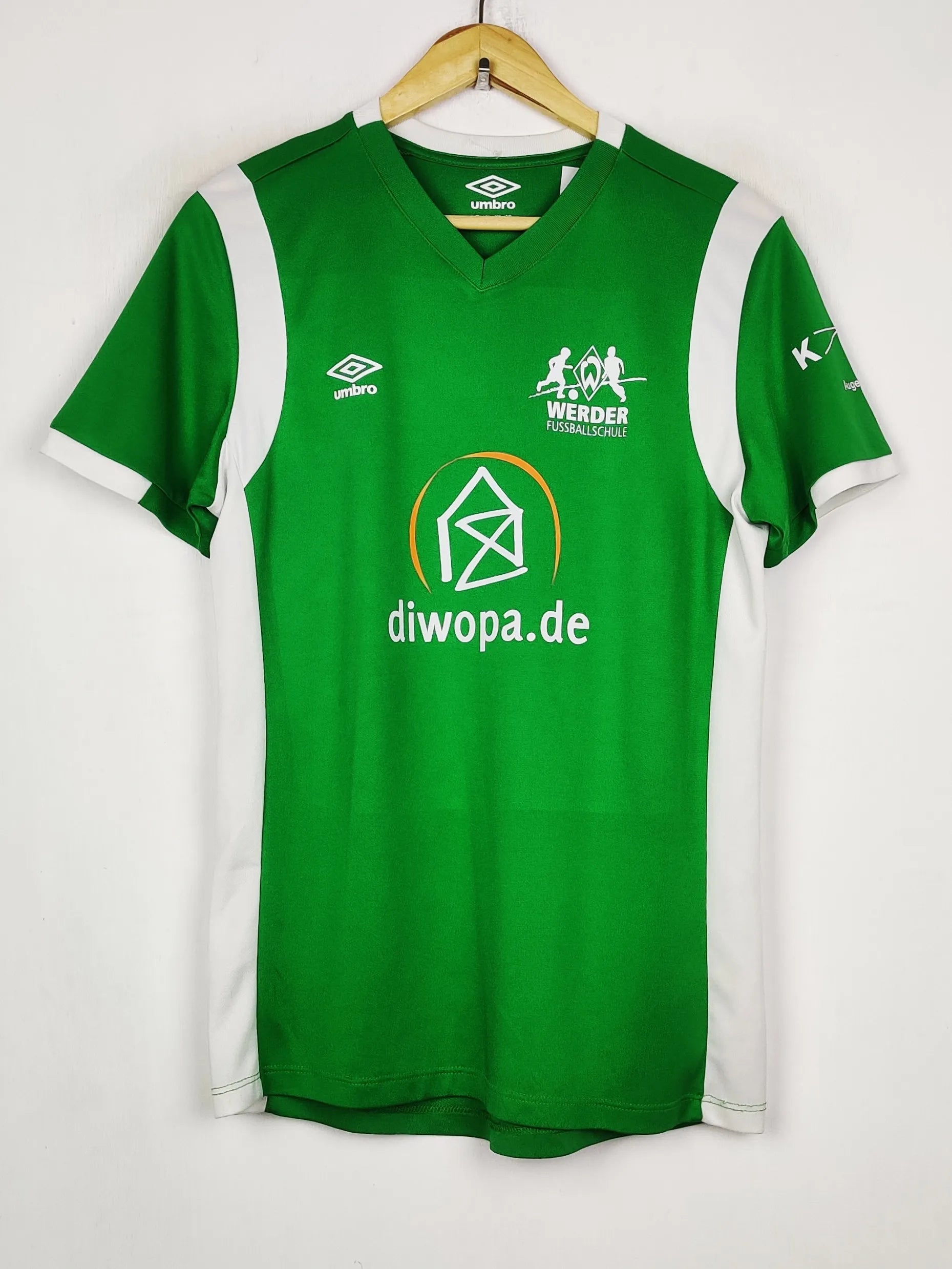 Buy online pre-used pre-loved 100% authentic & Original branded Umbro (TS-5463) available in Pakistan. Top international brands avilable.