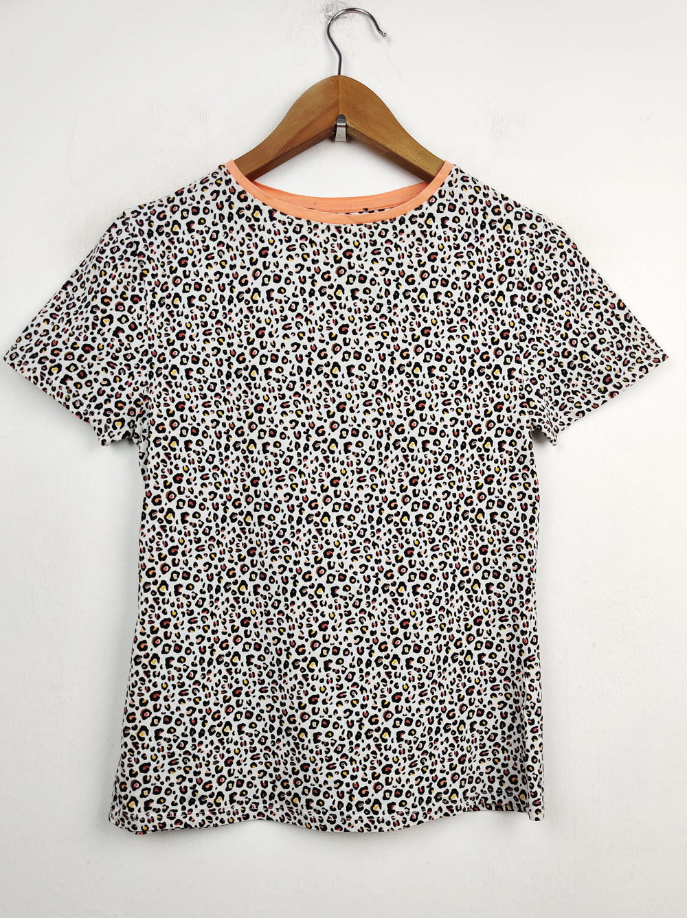 Buy online pre-used pre-loved 100% authentic & Original branded Unknown Brand (TS-933) available in Pakistan. Top international brands avilable.