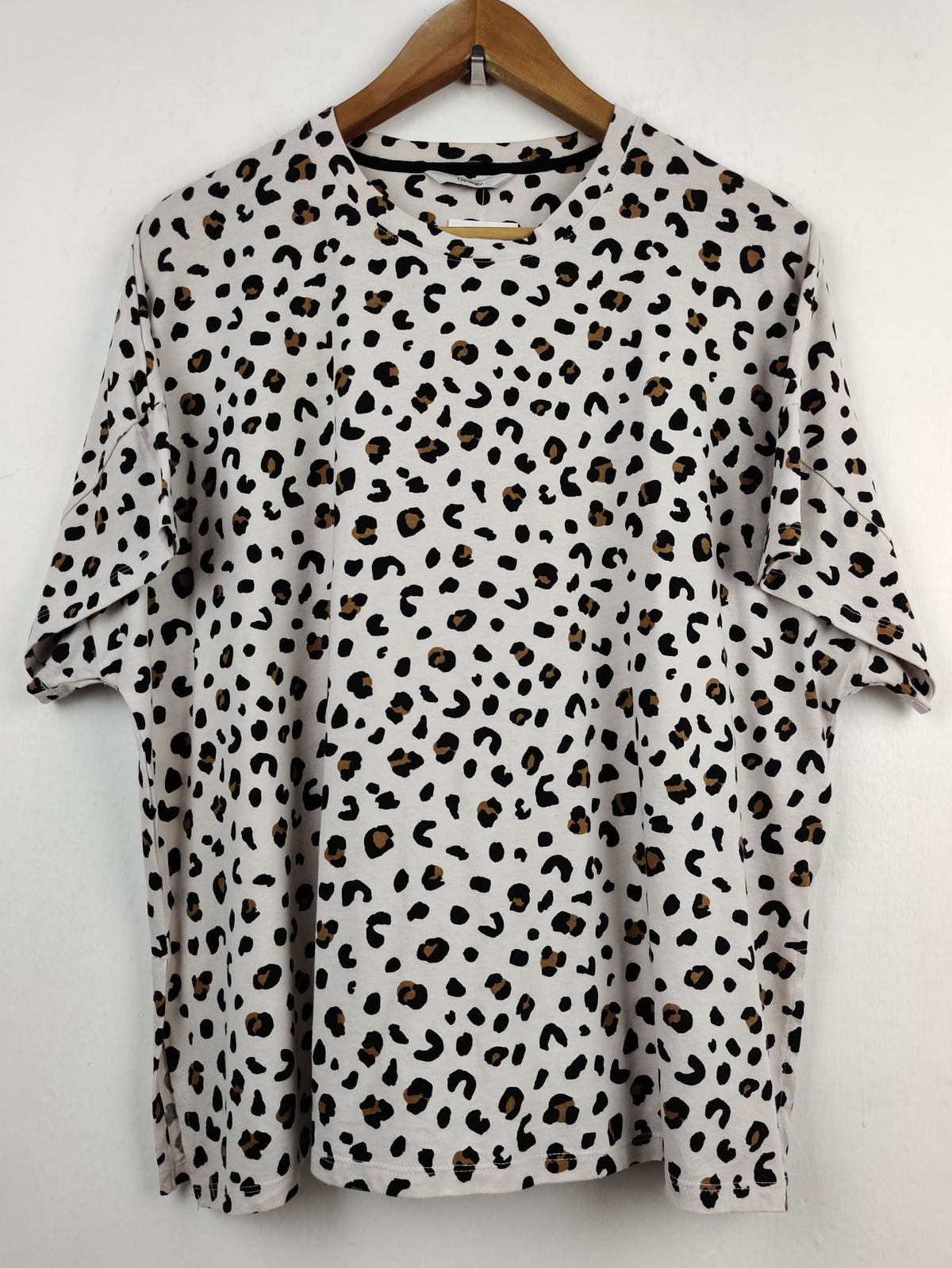 Buy online pre-used pre-loved 100% authentic & Original branded George (TS-975) available in Pakistan. Top international brands avilable.