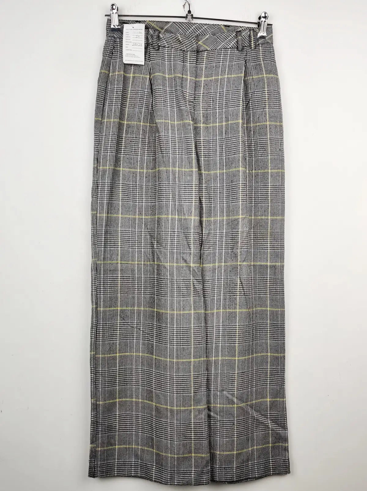 Buy online pre-used pre-loved 100% authentic & Original branded Unknown Brand (TT-1123) available in Pakistan. Top international brands avilable.