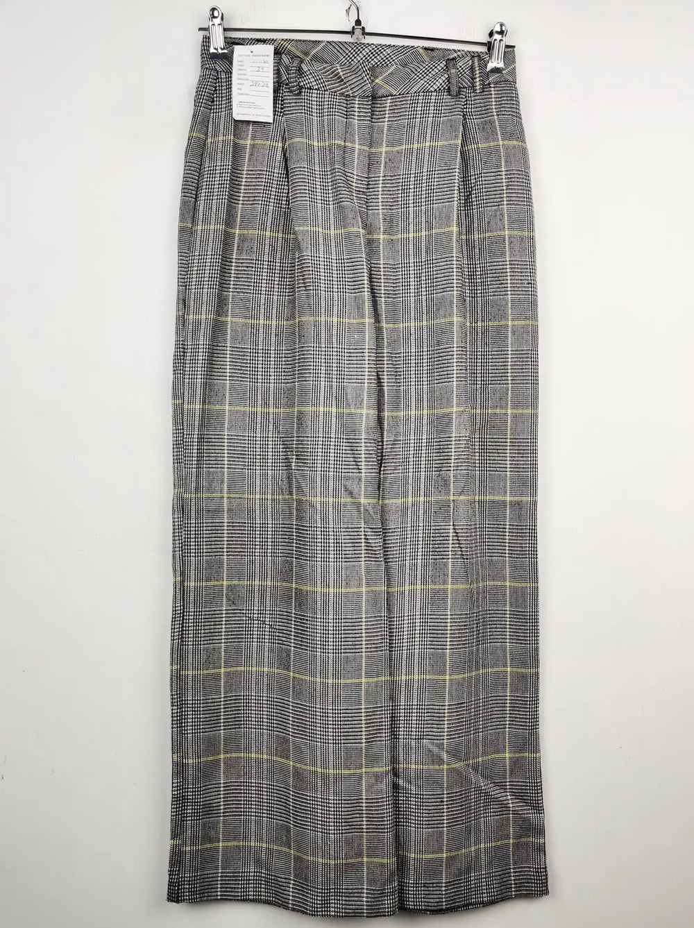 Buy online pre-used pre-loved 100% authentic & Original branded Unknown Brand (TT-1123) available in Pakistan. Top international brands avilable.