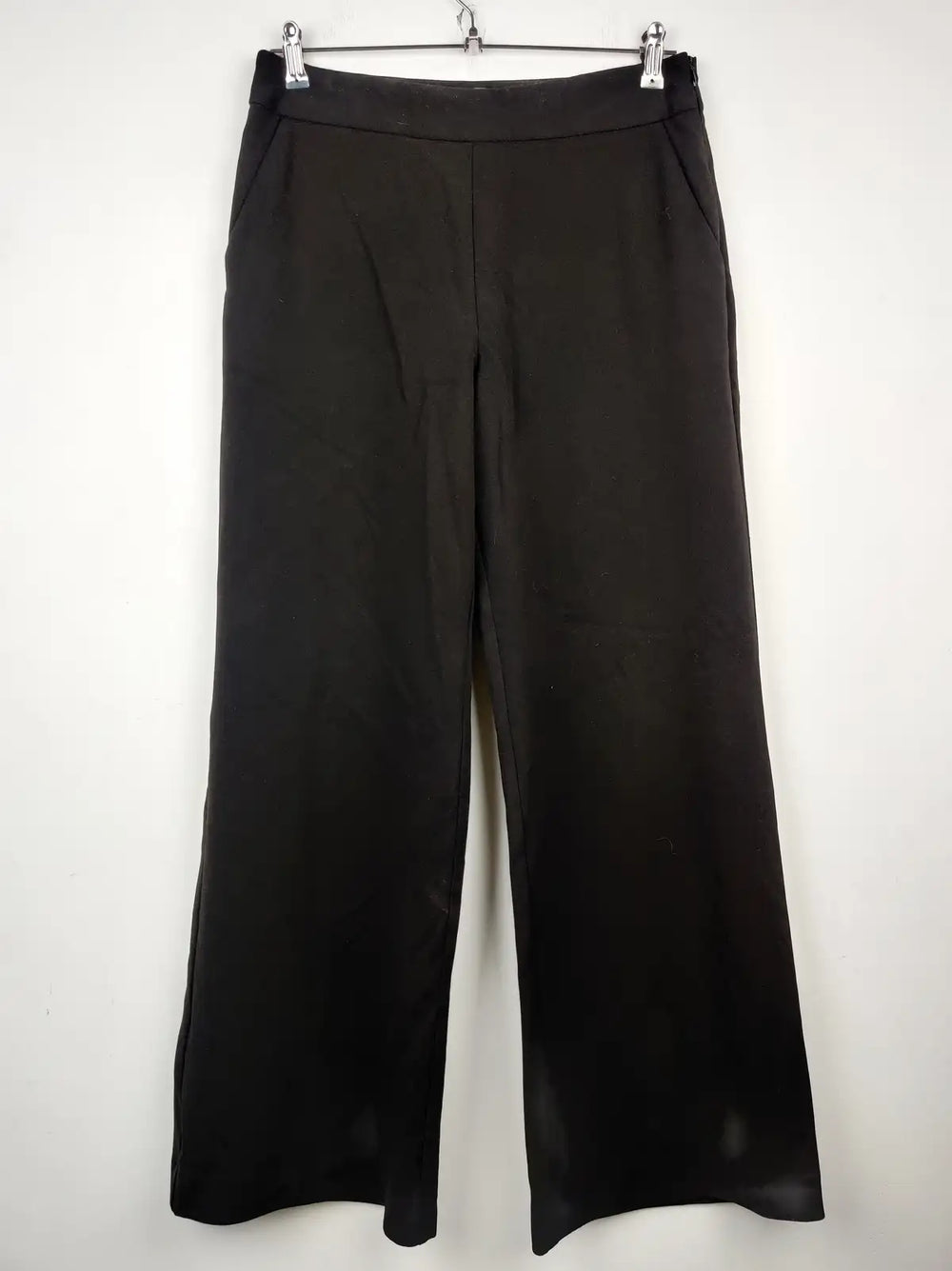 Buy online pre-used pre-loved 100% authentic & Original branded Soon (TT-1134) available in Pakistan. Top international brands avilable.