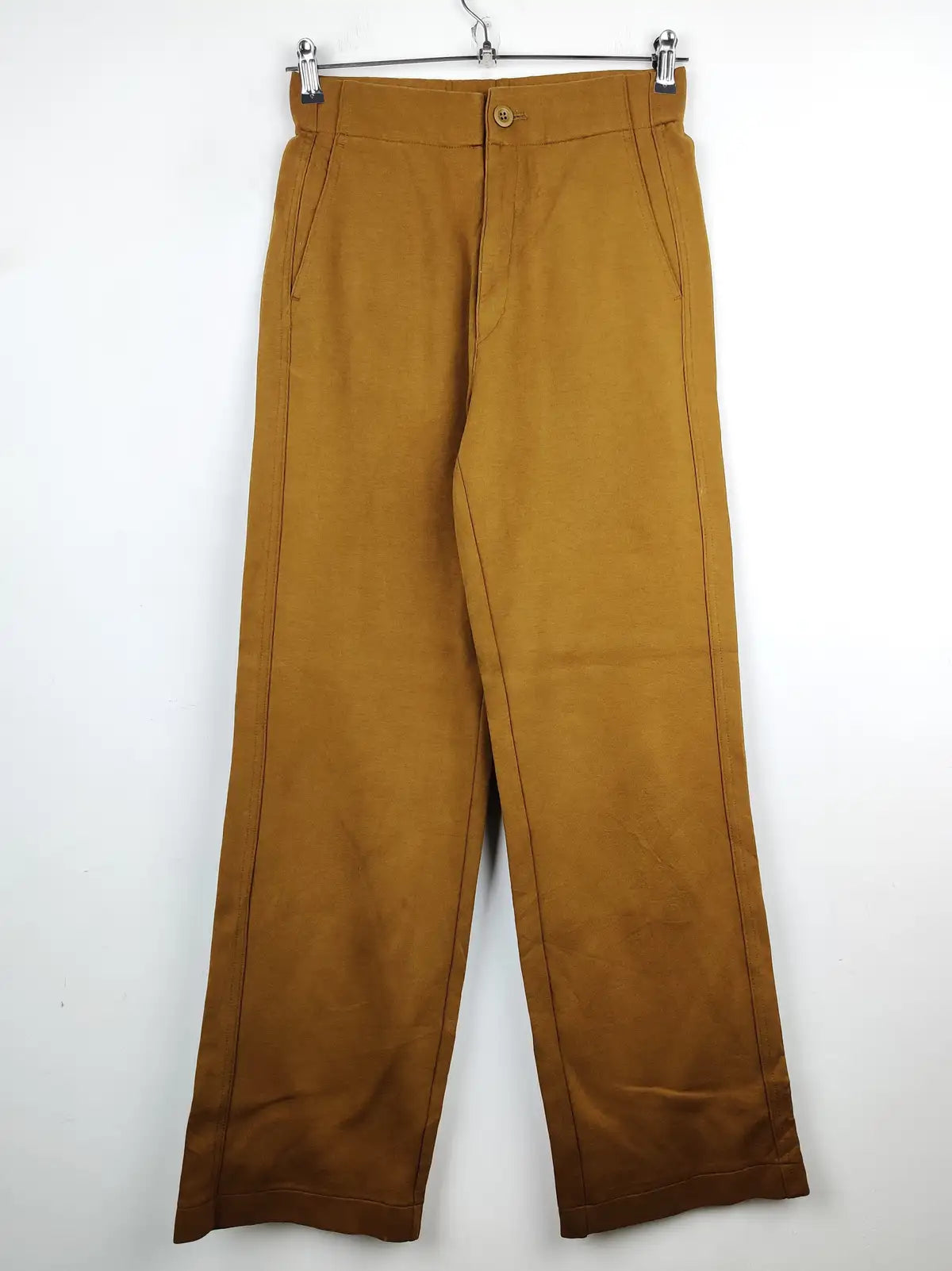 Buy online pre-used pre-loved 100% authentic & Original branded Uniqlo (TT-1168) available in Pakistan. Top international brands avilable.