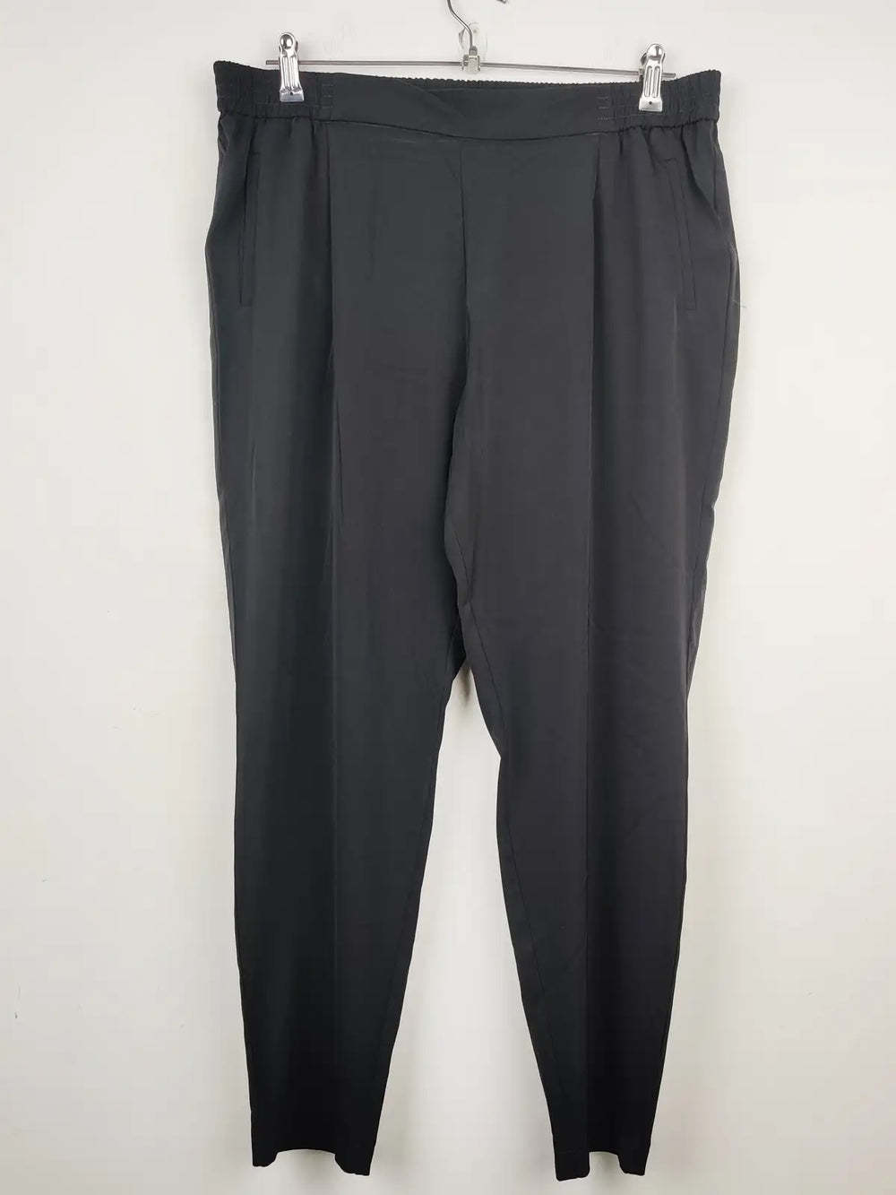 Buy online pre-used pre-loved 100% authentic & Original branded Wallis (TT-1202) available in Pakistan. Top international brands avilable.