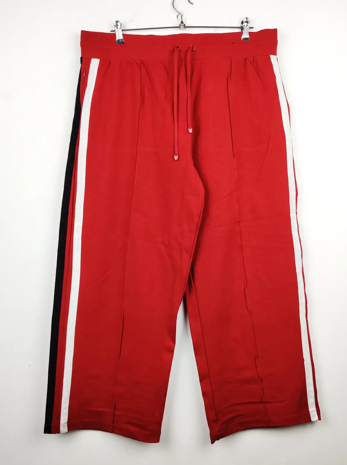 Buy online pre-used pre-loved 100% authentic & Original branded Unknown Brand (TT-1258) available in Pakistan. Top international brands avilable.