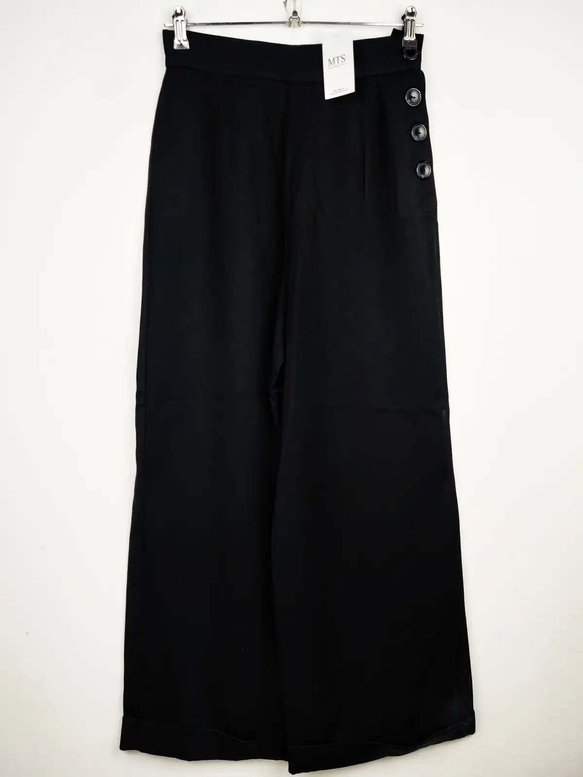 Buy online pre-used pre-loved 100% authentic & Original branded Heyday (TT-1333) available in Pakistan. Top international brands avilable.