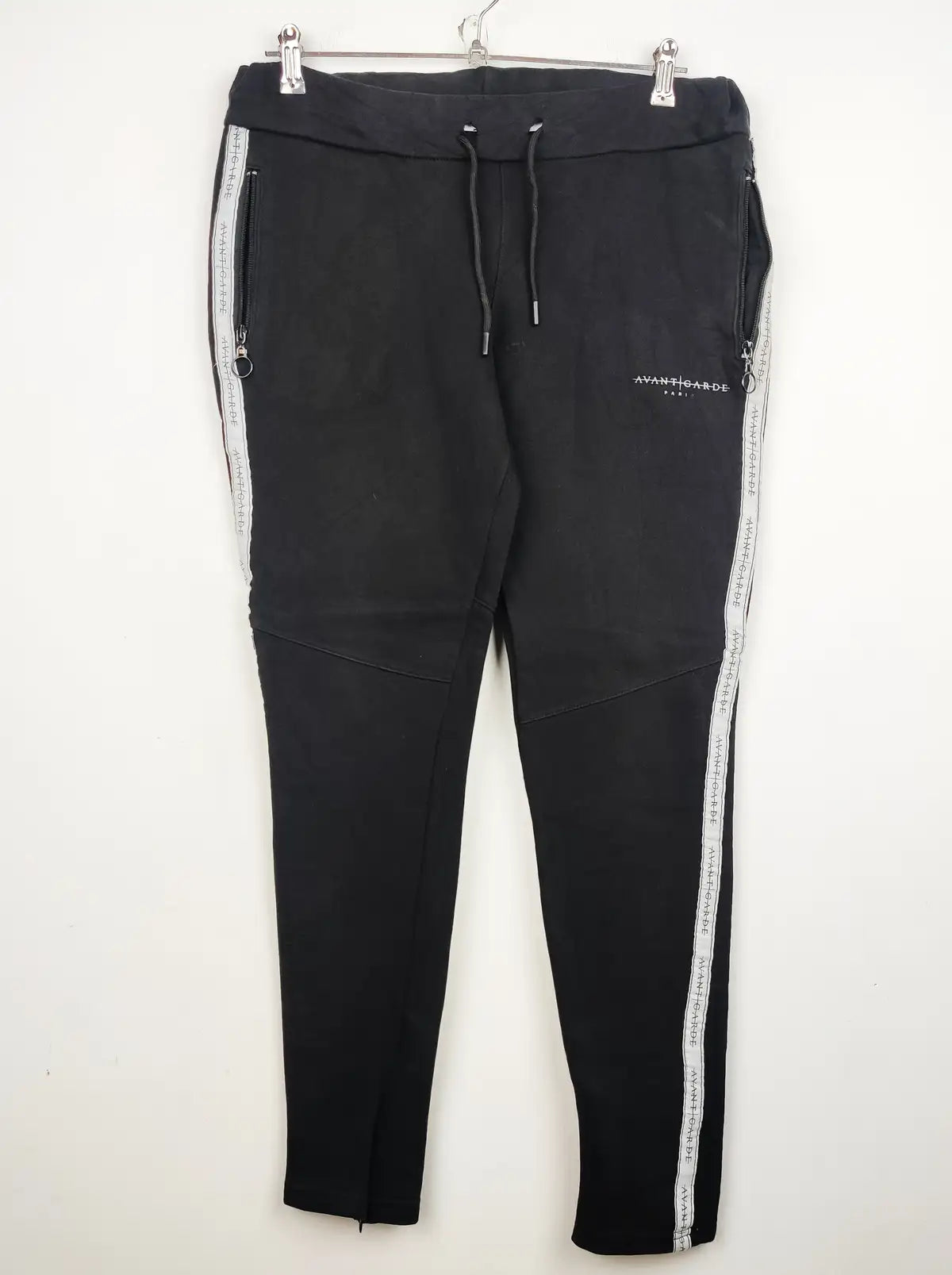 Buy online pre-used pre-loved 100% authentic & Original branded Avant Garde (TT-1343) available in Pakistan. Top international brands avilable.