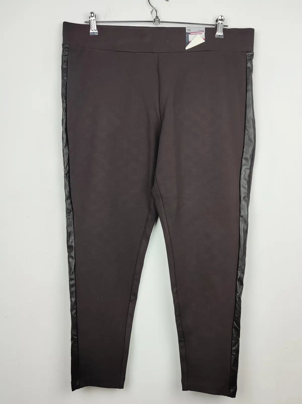 Buy online pre-used pre-loved 100% authentic & Original branded Marks & Spencer (TT-1364) available in Pakistan. Top international brands avilable.