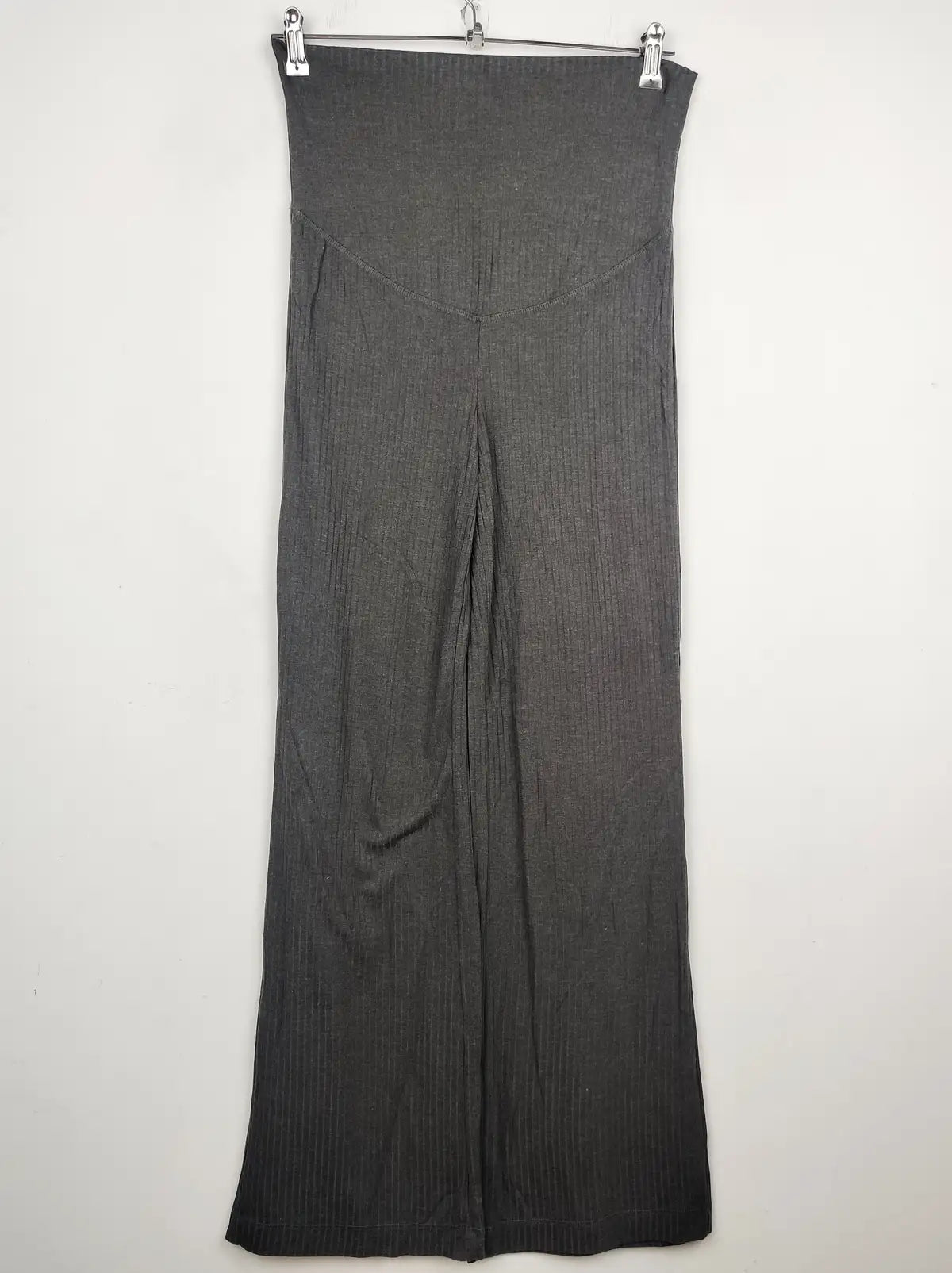 Buy online pre-used pre-loved 100% authentic & Original branded H&M (TT-1385) available in Pakistan. Top international brands avilable.