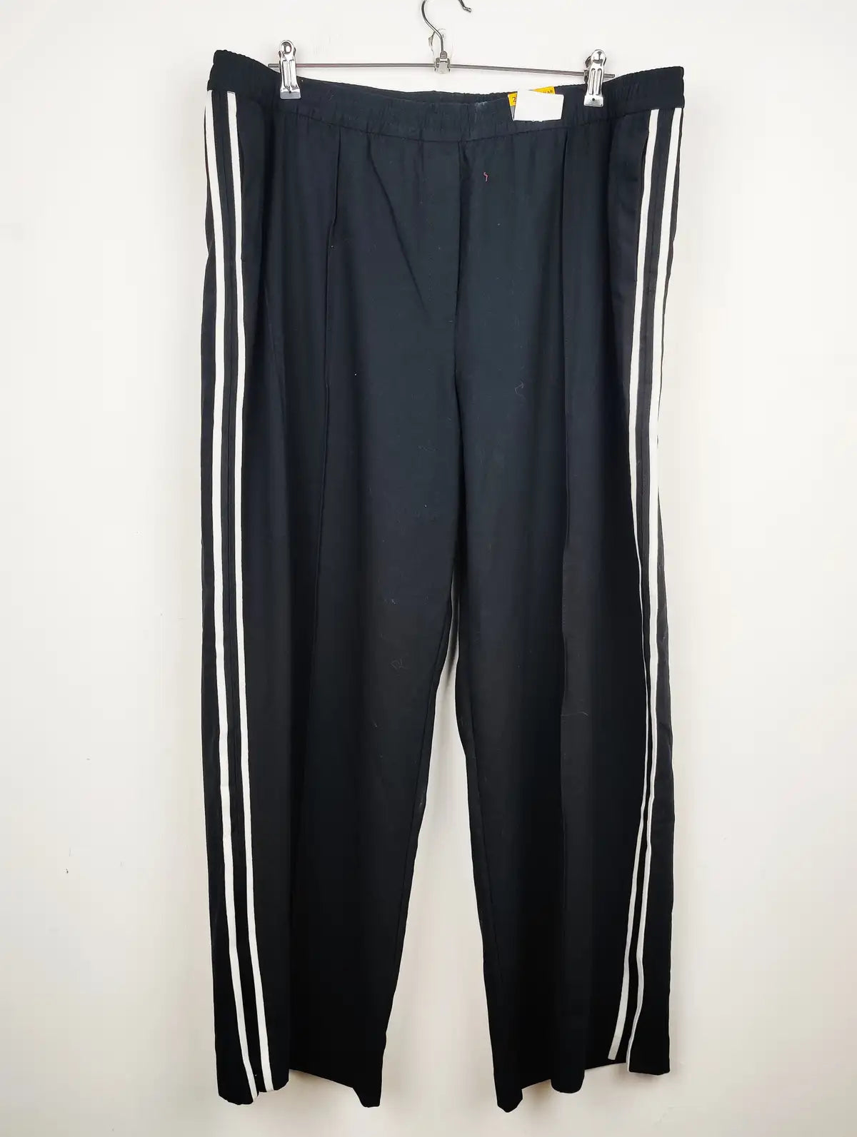 Buy online pre-used pre-loved 100% authentic & Original branded Marks & Spencer (TT-1396) available in Pakistan. Top international brands avilable.