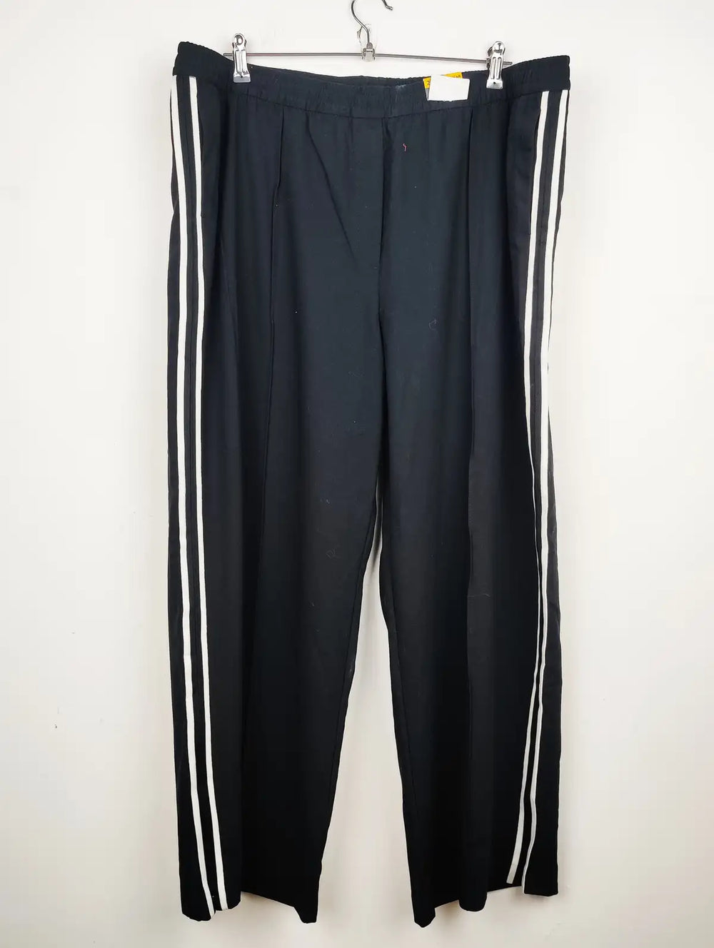 Buy online pre-used pre-loved 100% authentic & Original branded Marks & Spencer (TT-1396) available in Pakistan. Top international brands avilable.