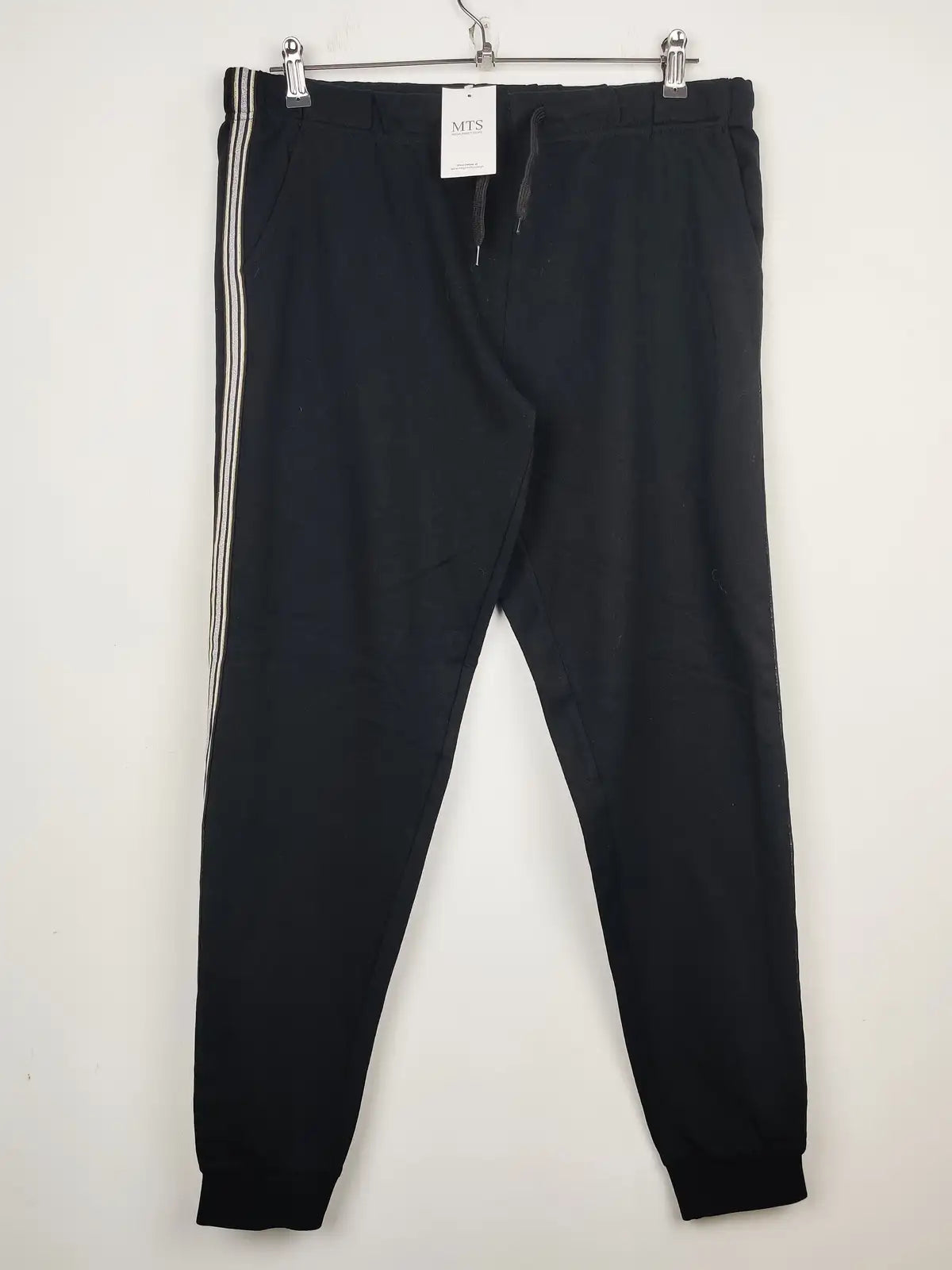 Buy online pre-used pre-loved 100% authentic & Original branded Unknown Brand (TT-1431) available in Pakistan. Top international brands avilable.