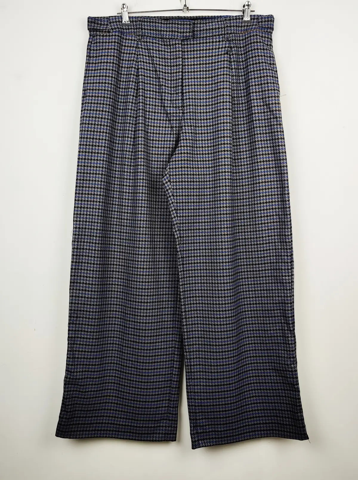 Buy online pre-used pre-loved 100% authentic & Original branded Marks & Spencer (TT-1455) available in Pakistan. Top international brands avilable.