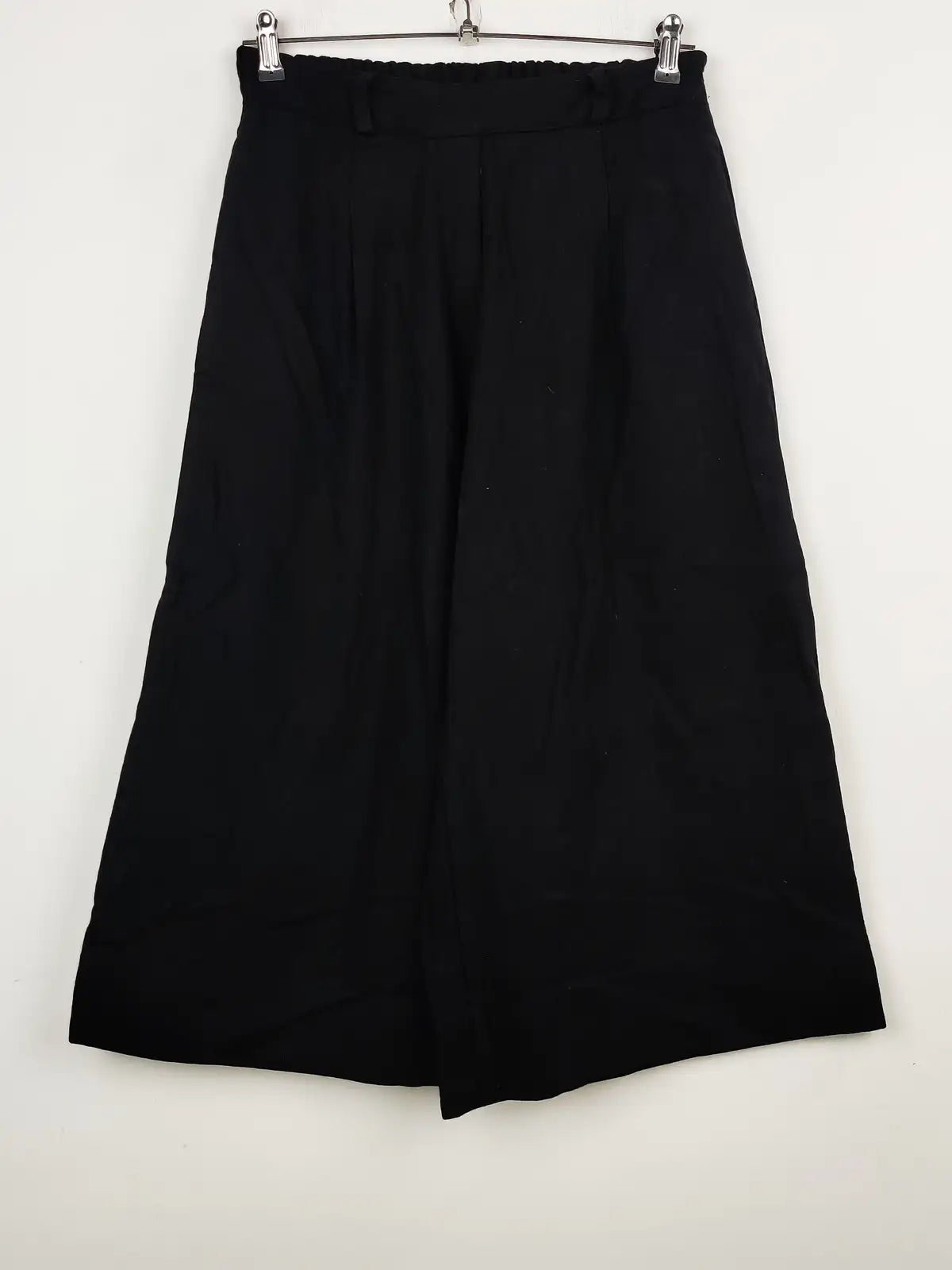 Buy online pre-used pre-loved 100% authentic & Original branded Unknown Brand (TT-1457) available in Pakistan. Top international brands avilable.