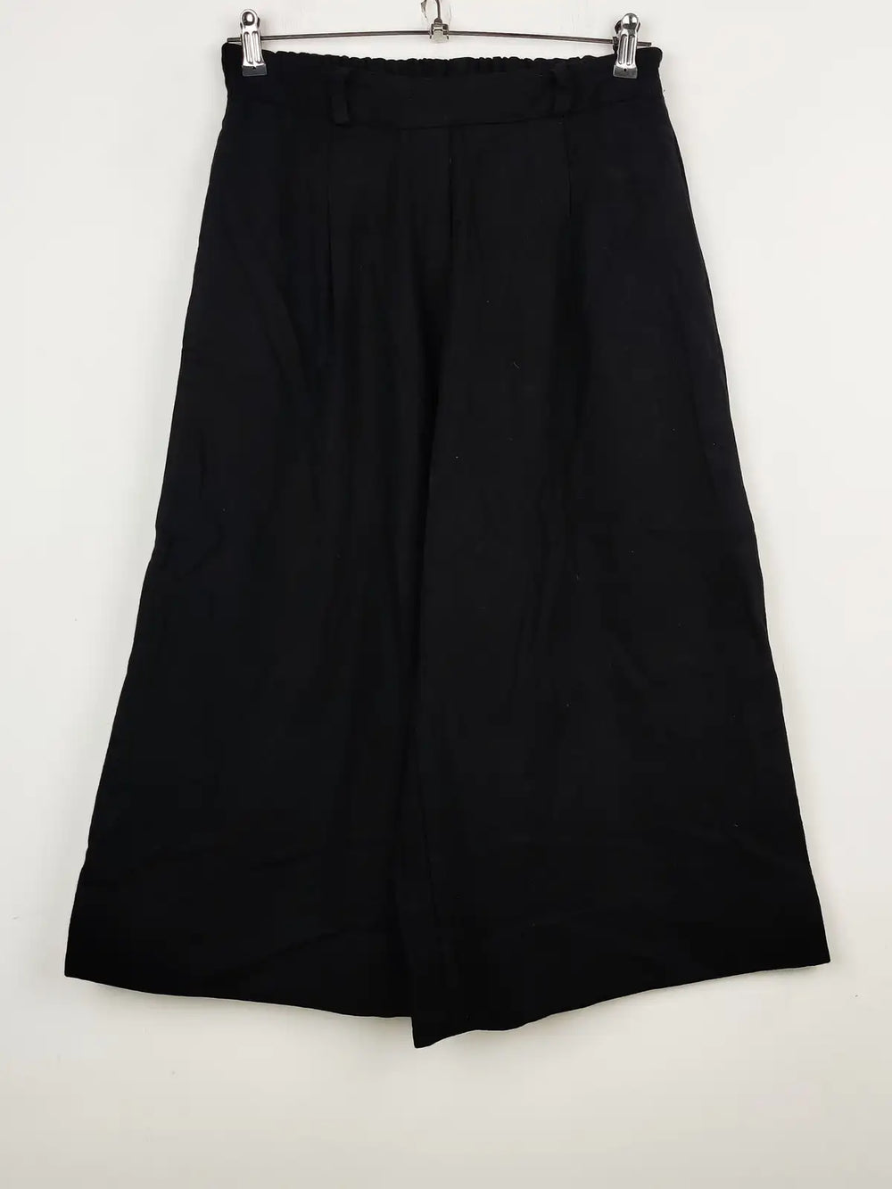 Buy online pre-used pre-loved 100% authentic & Original branded Unknown Brand (TT-1457) available in Pakistan. Top international brands avilable.