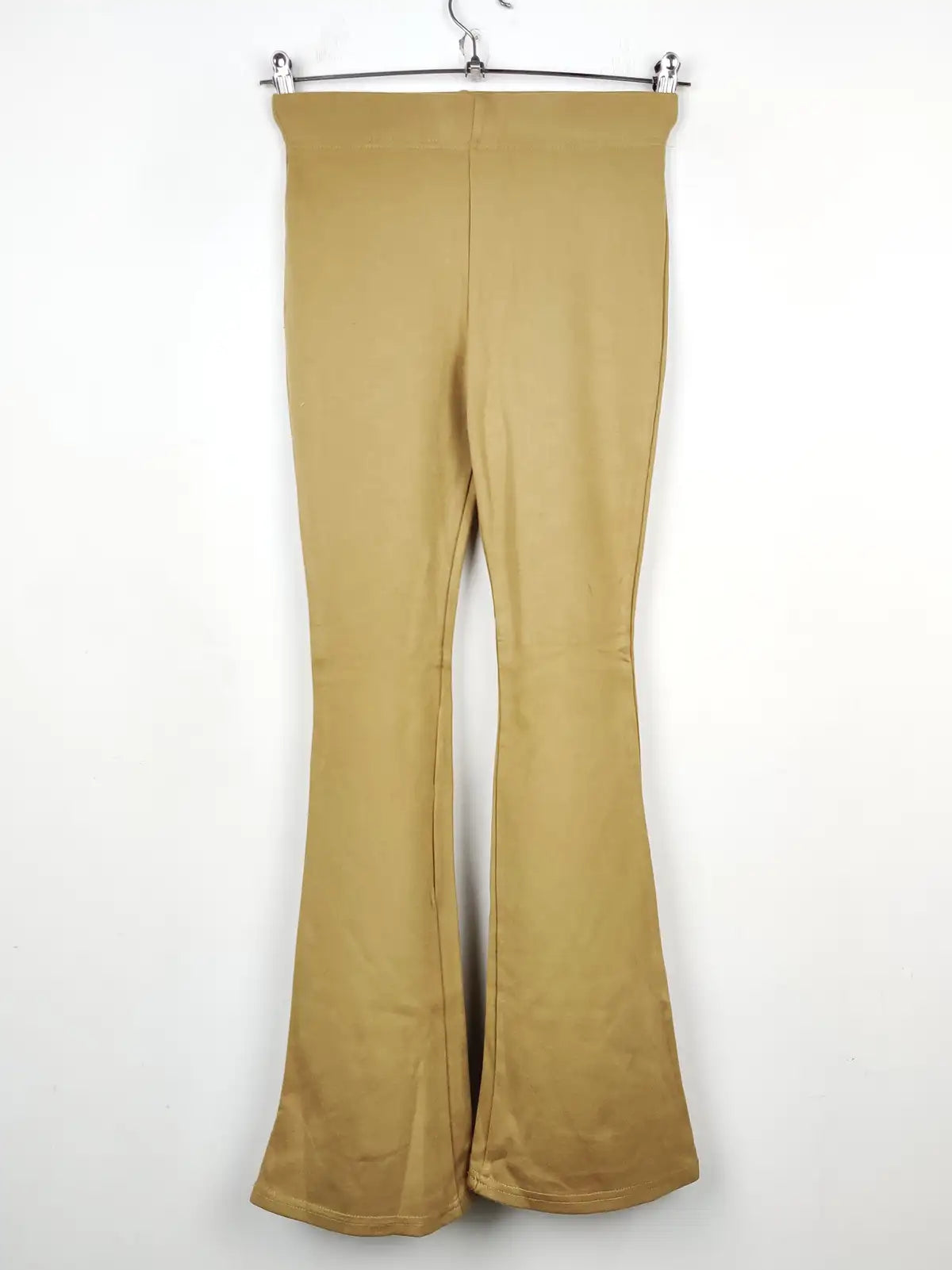 Buy online pre-used pre-loved 100% authentic & Original branded Unknown Brand (TT-1532) available in Pakistan. Top international brands avilable.