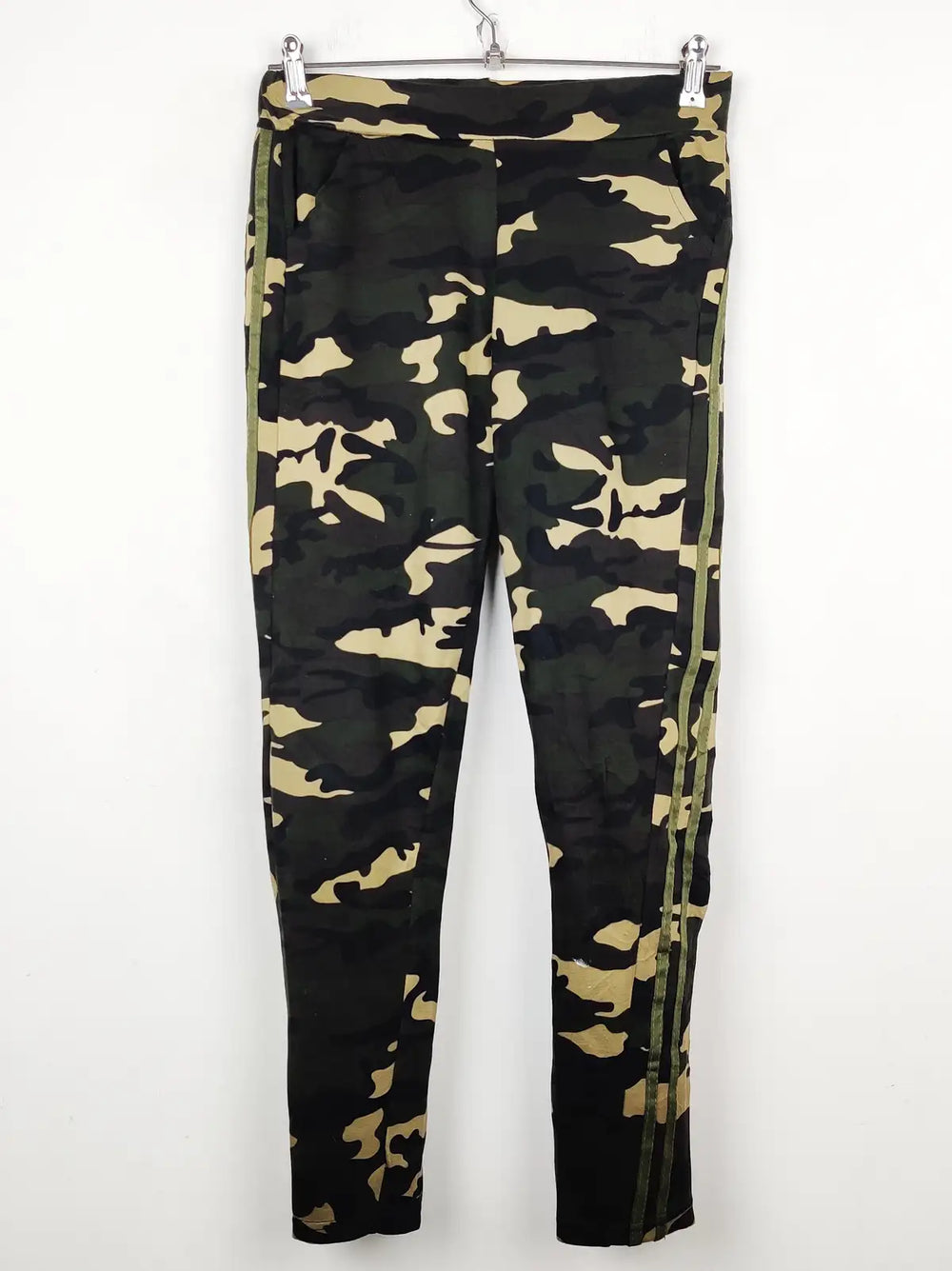 Buy online pre-used pre-loved 100% authentic & Original branded Unknown Brand (TT-1540) available in Pakistan. Top international brands avilable.