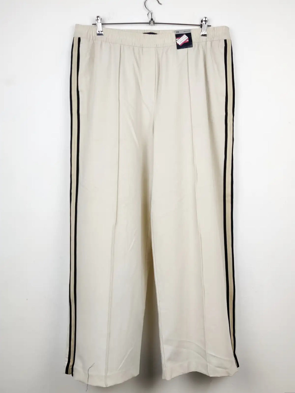 Buy online pre-used pre-loved 100% authentic & Original branded Marks & Spencer (TT-1572) available in Pakistan. Top international brands avilable.