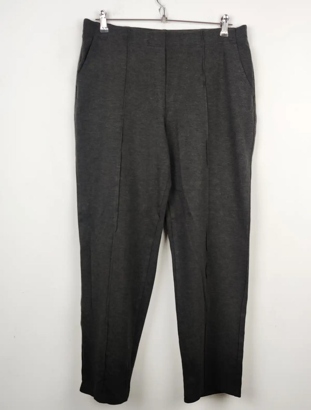 Buy online pre-used pre-loved 100% authentic & Original branded Unknown Brand (TT-1588) available in Pakistan. Top international brands avilable.