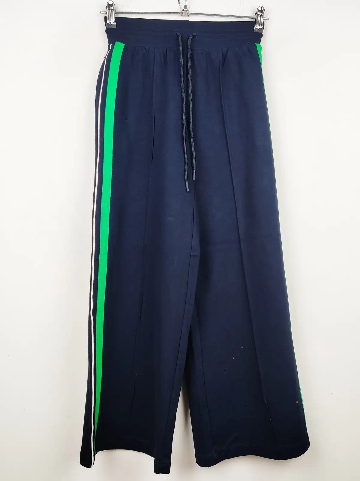 Buy online pre-used pre-loved 100% authentic & Original branded Unknown Brand (TT-1706) available in Pakistan. Top international brands avilable.