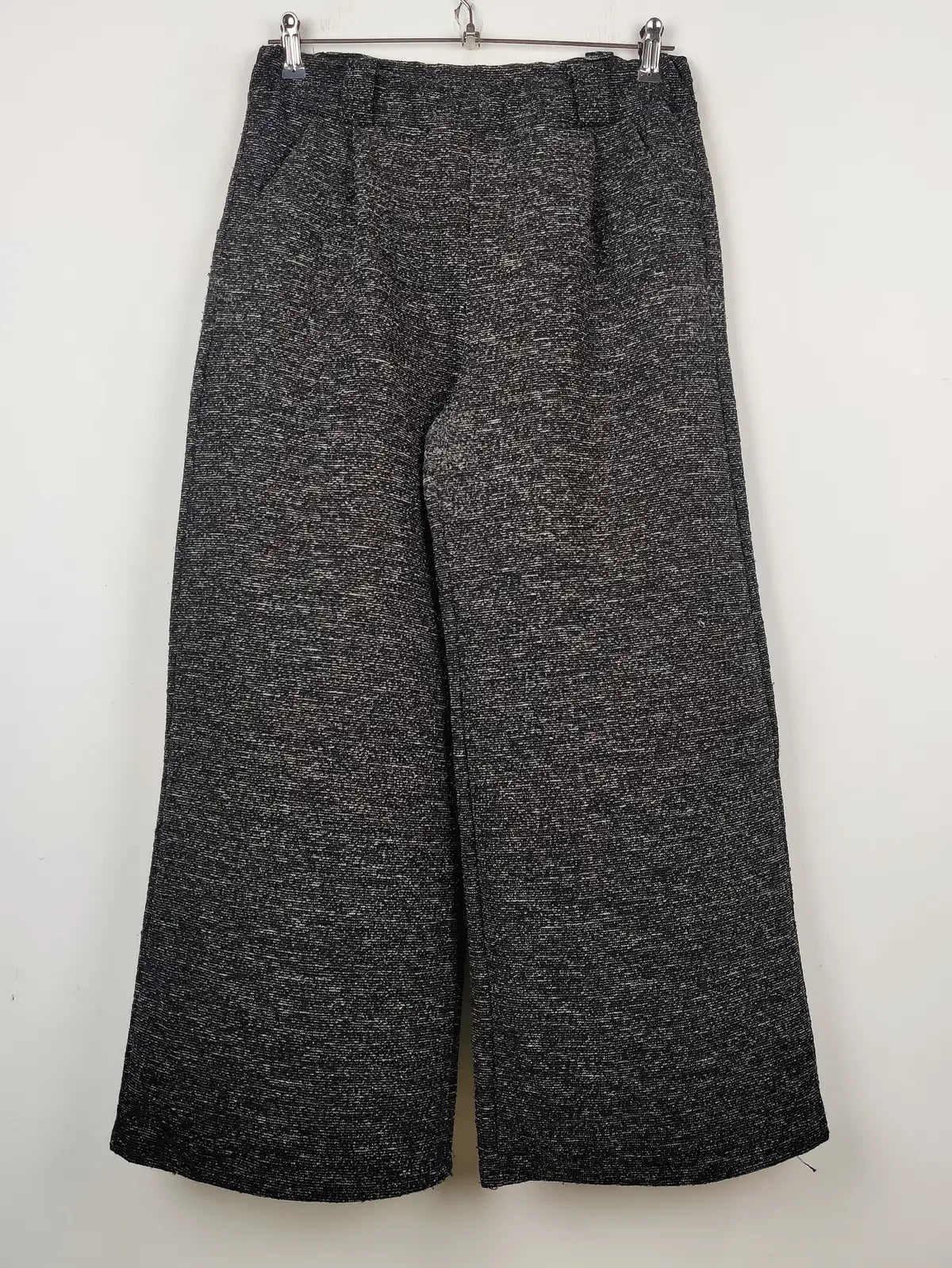 Buy online pre-used pre-loved 100% authentic & Original branded Unknown Brand (TT-1726) available in Pakistan. Top international brands avilable.