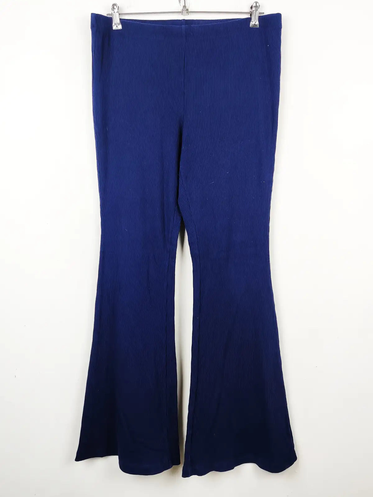 Buy online pre-used pre-loved 100% authentic & Original branded H&M (TT-1739) available in Pakistan. Top international brands avilable.