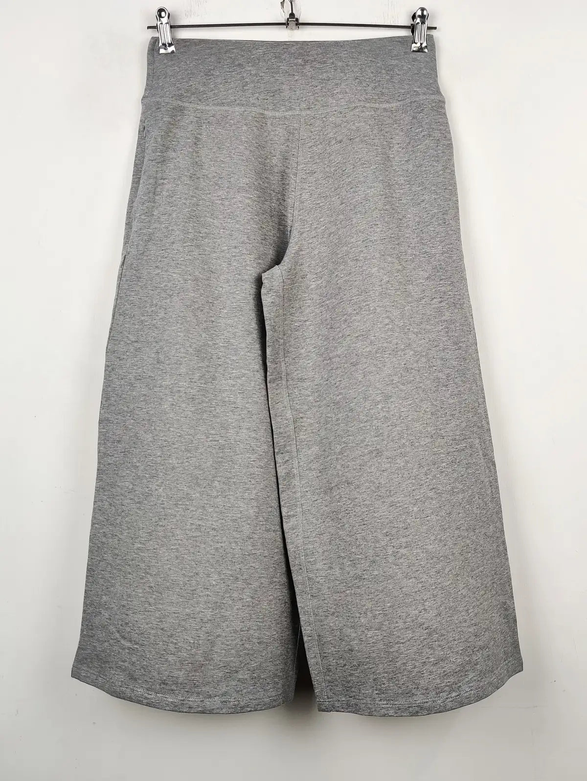 Buy online pre-used pre-loved 100% authentic & Original branded Unknown Brand (TT-1751) available in Pakistan. Top international brands avilable.