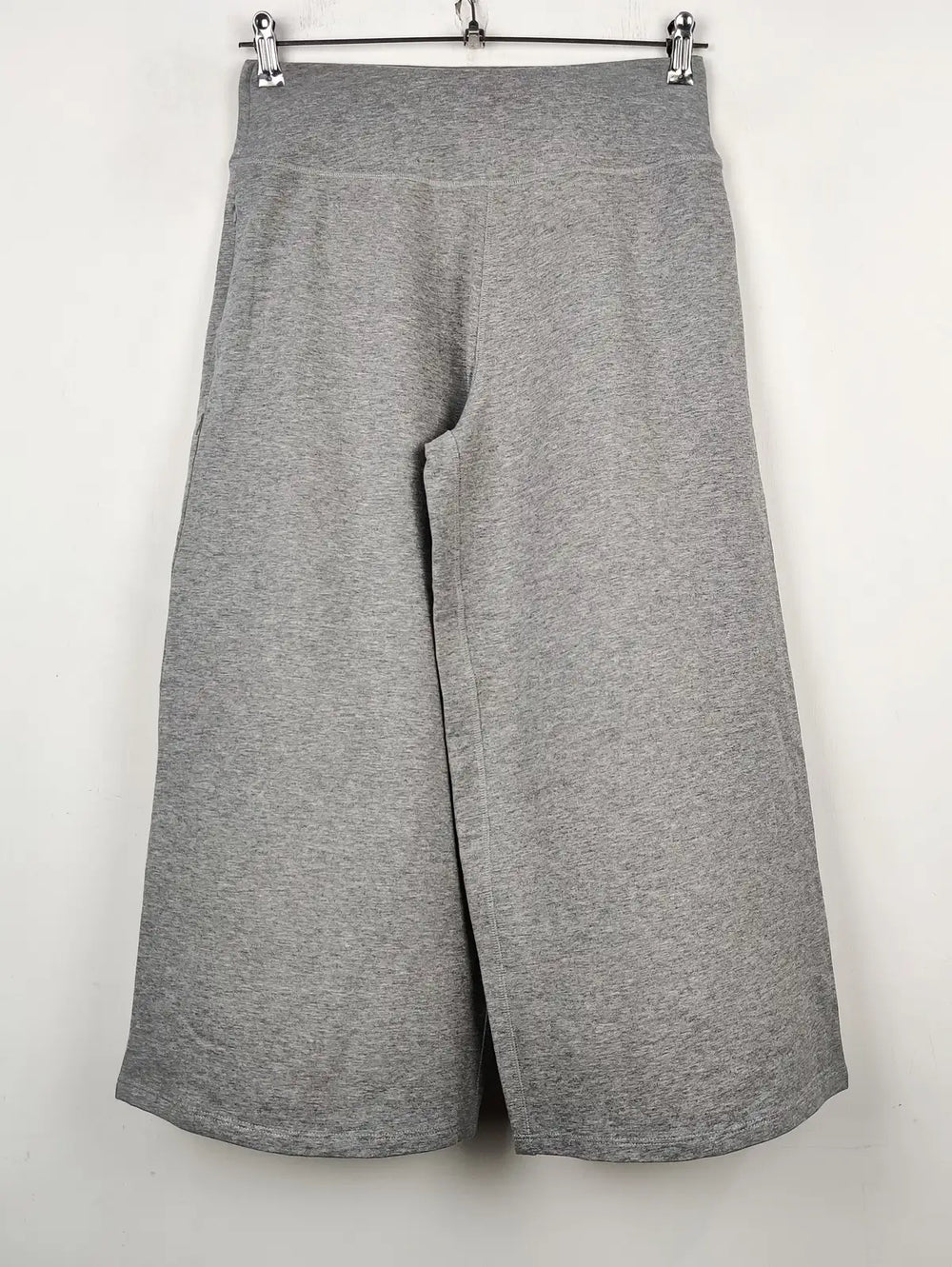 Buy online pre-used pre-loved 100% authentic & Original branded Unknown Brand (TT-1751) available in Pakistan. Top international brands avilable.