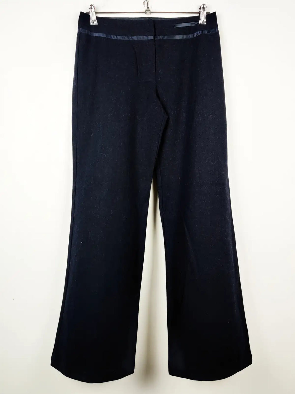 Buy online pre-used pre-loved 100% authentic & Original branded Laura Ashley (TT-1767) available in Pakistan. Top international brands avilable.