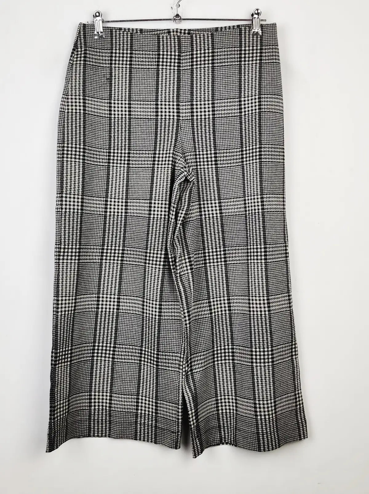 Buy online pre-used pre-loved 100% authentic & Original branded H&M (TT-2048) available in Pakistan. Top international brands avilable.