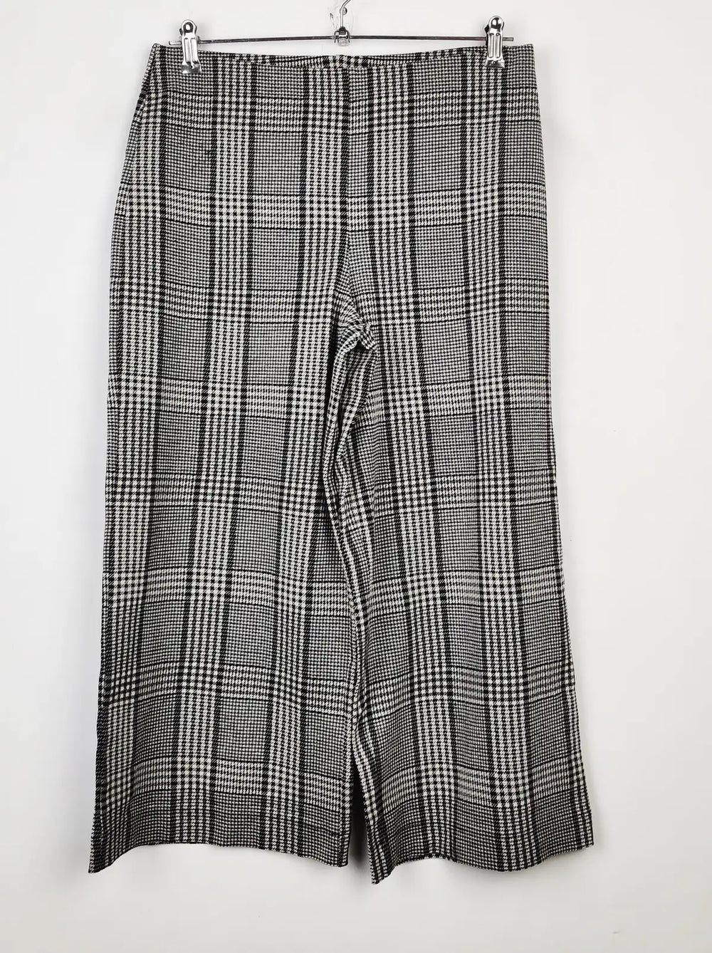 Buy online pre-used pre-loved 100% authentic & Original branded H&M (TT-2048) available in Pakistan. Top international brands avilable.