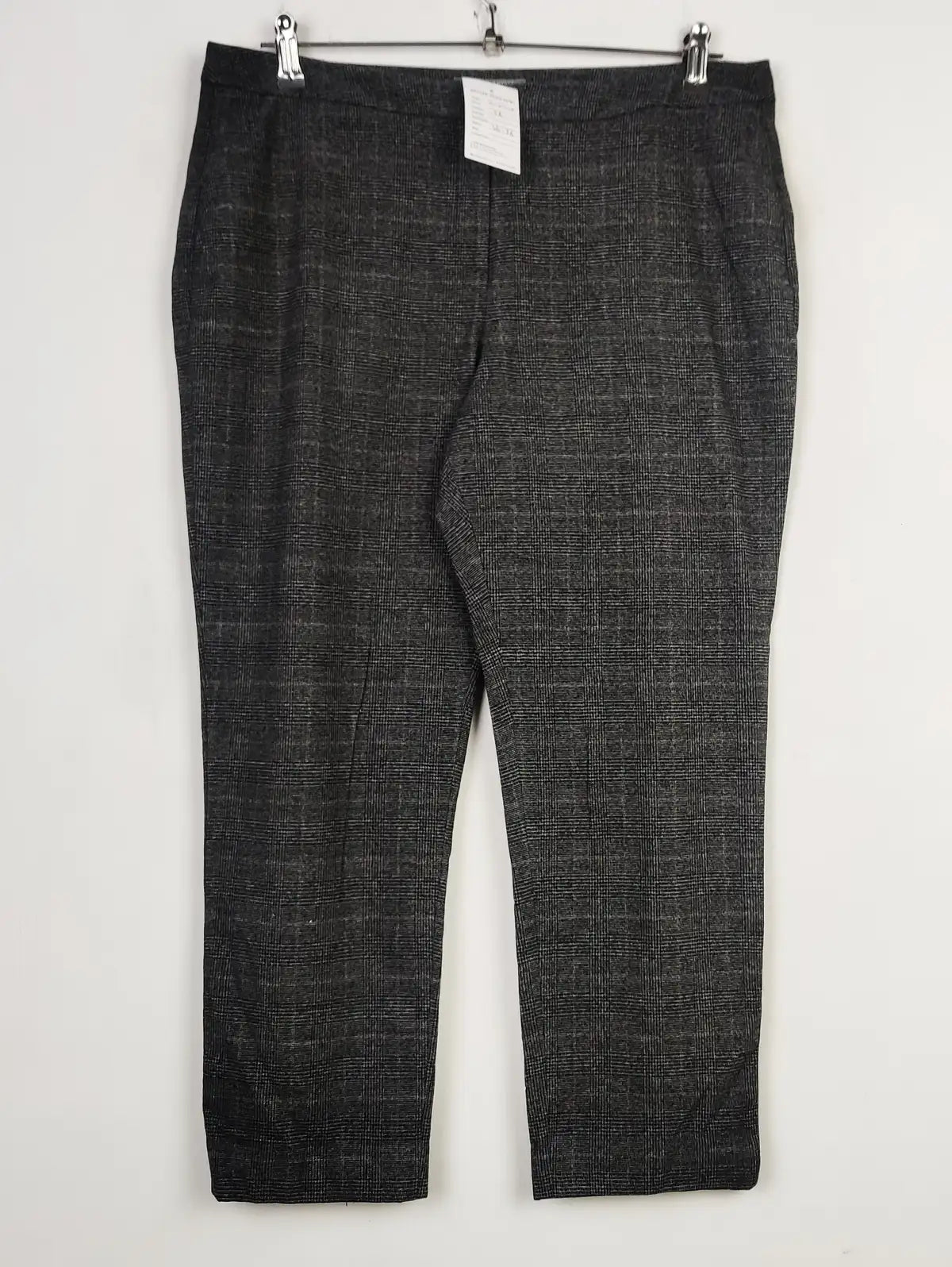 Buy online pre-used pre-loved 100% authentic & Original branded Fenn Wright Manson (TT-2308) available in Pakistan. Top international brands avilable.