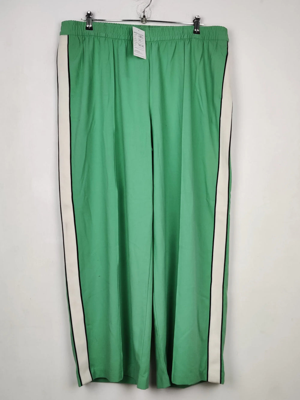 Buy online pre-used pre-loved 100% authentic & Original branded Marks & Spencer (TT-2884) available in Pakistan. Top international brands avilable.