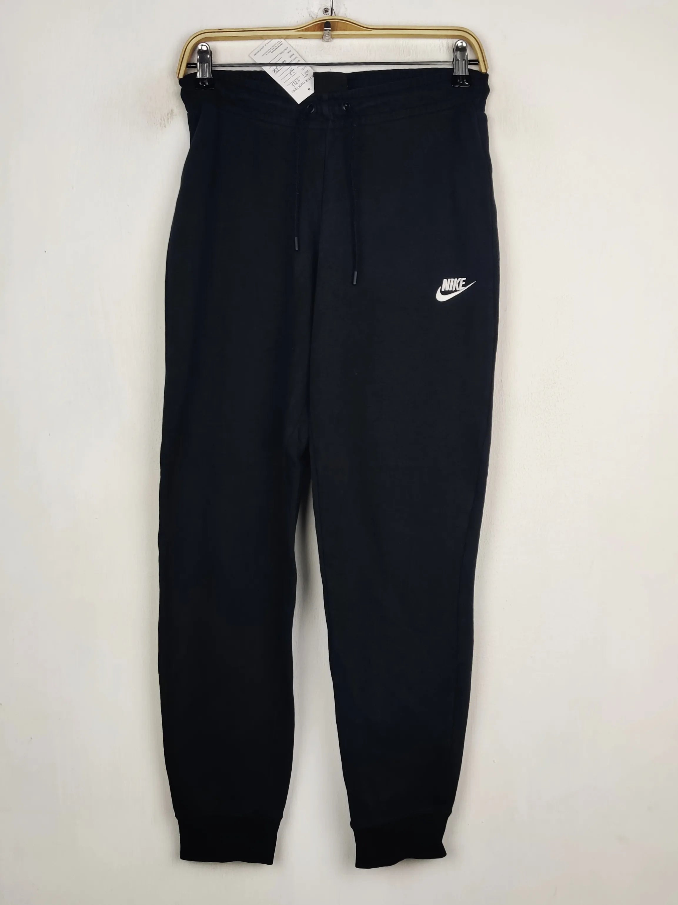 Buy online pre-used pre-loved 100% authentic & Original branded N.I.K.E (TT-3213) available in Pakistan. Top international brands avilable.