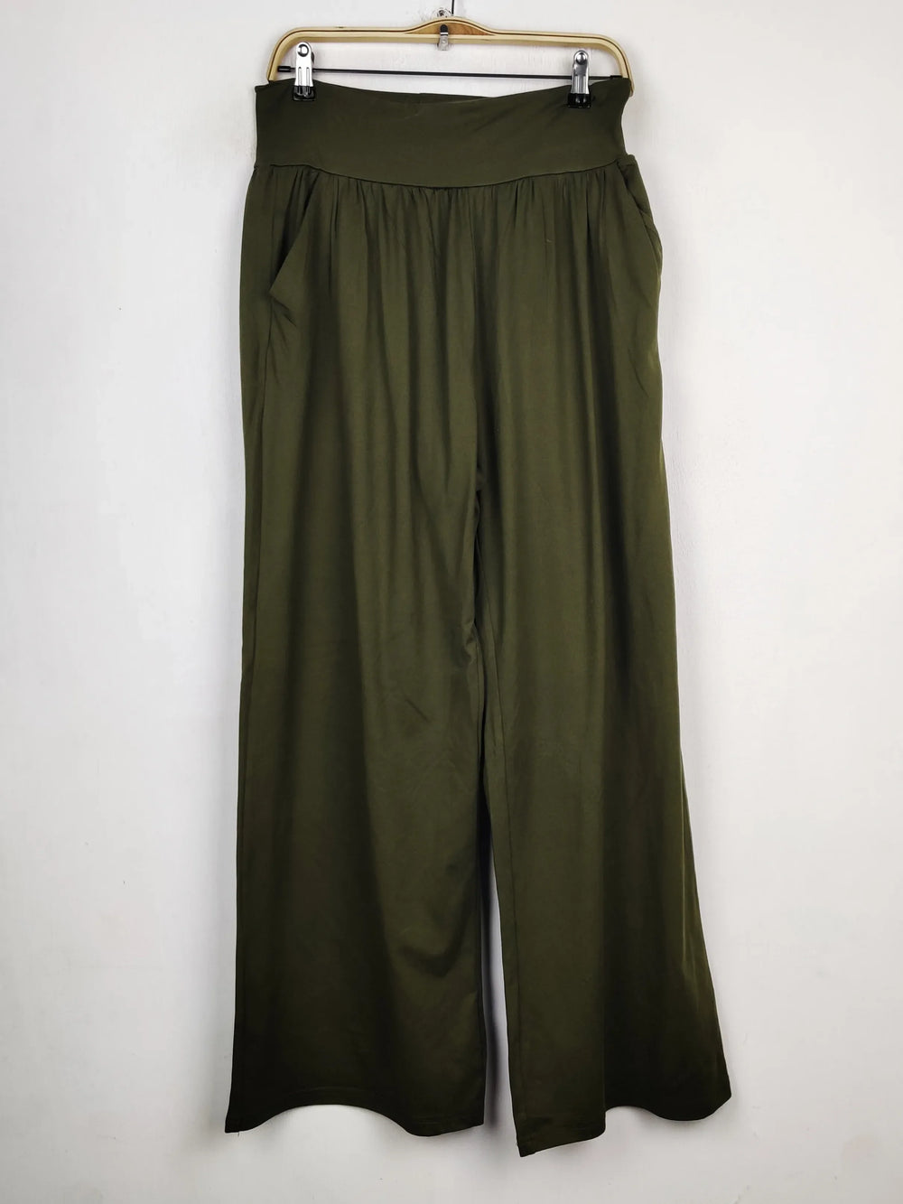 Buy online pre-used pre-loved 100% authentic & Original branded Unknown Brand (TT-3238) available in Pakistan. Top international brands avilable.