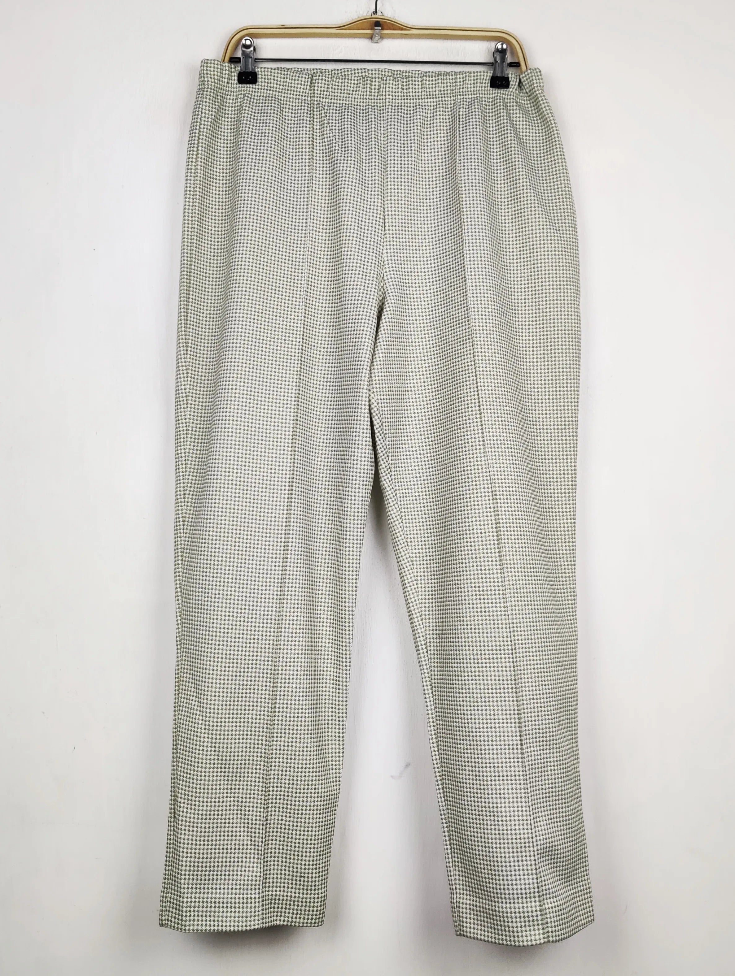 Buy online pre-used pre-loved 100% authentic & Original branded Unknown Brand (TT-3261) available in Pakistan. Top international brands avilable.