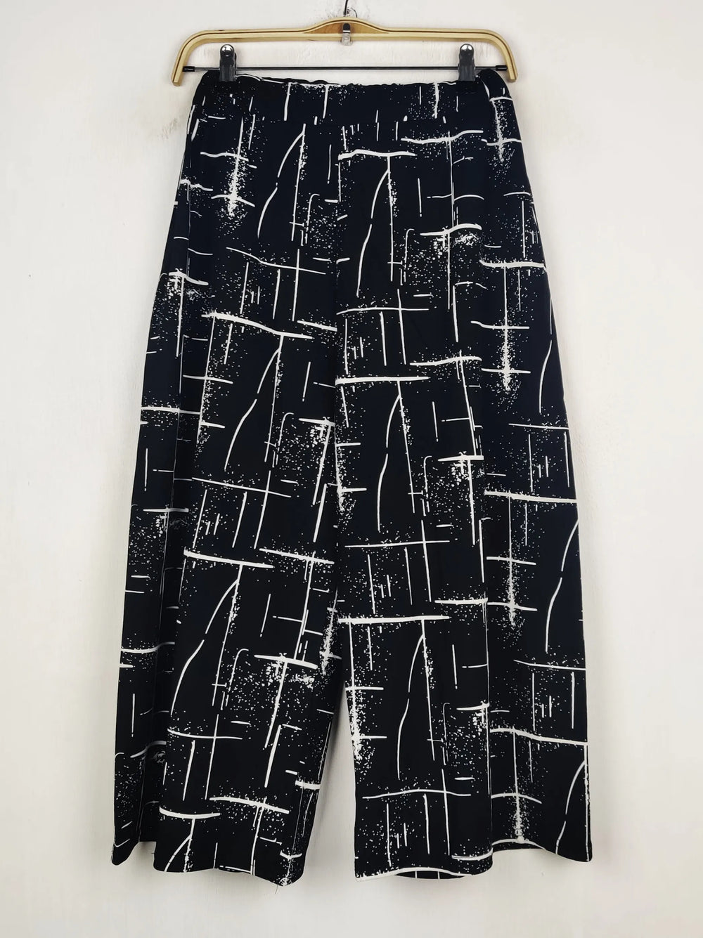 Buy online pre-used pre-loved 100% authentic & Original branded Unknown Brand (TT-3375) available in Pakistan. Top international brands avilable.