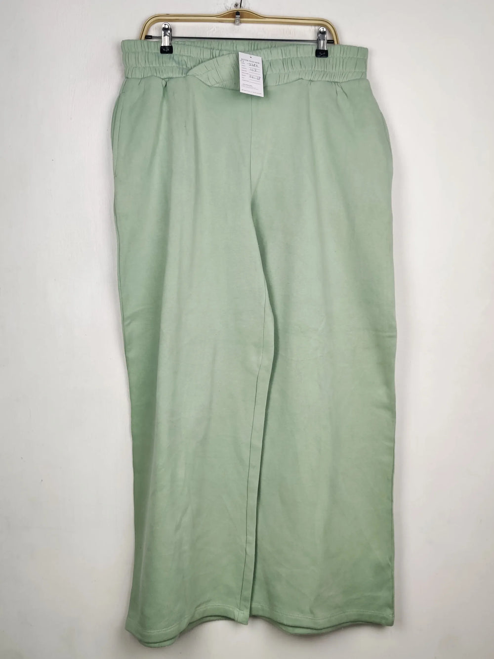 Buy online pre-used pre-loved 100% authentic & Original branded Simply (TT-3386) available in Pakistan. Top international brands avilable.