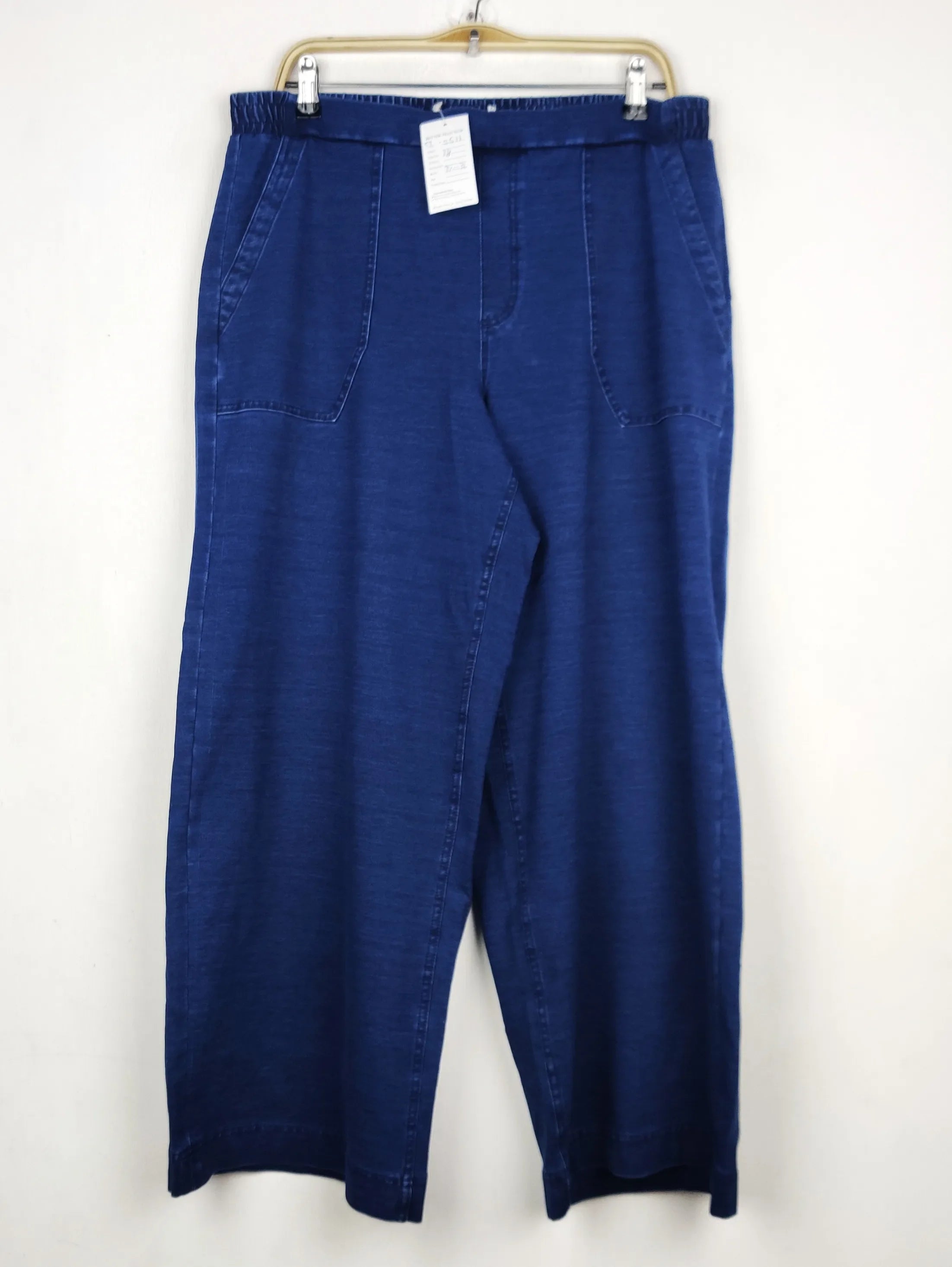 Buy online pre-used pre-loved 100% authentic & Original branded Unknown Brand (TT-3511) available in Pakistan. Top international brands avilable.