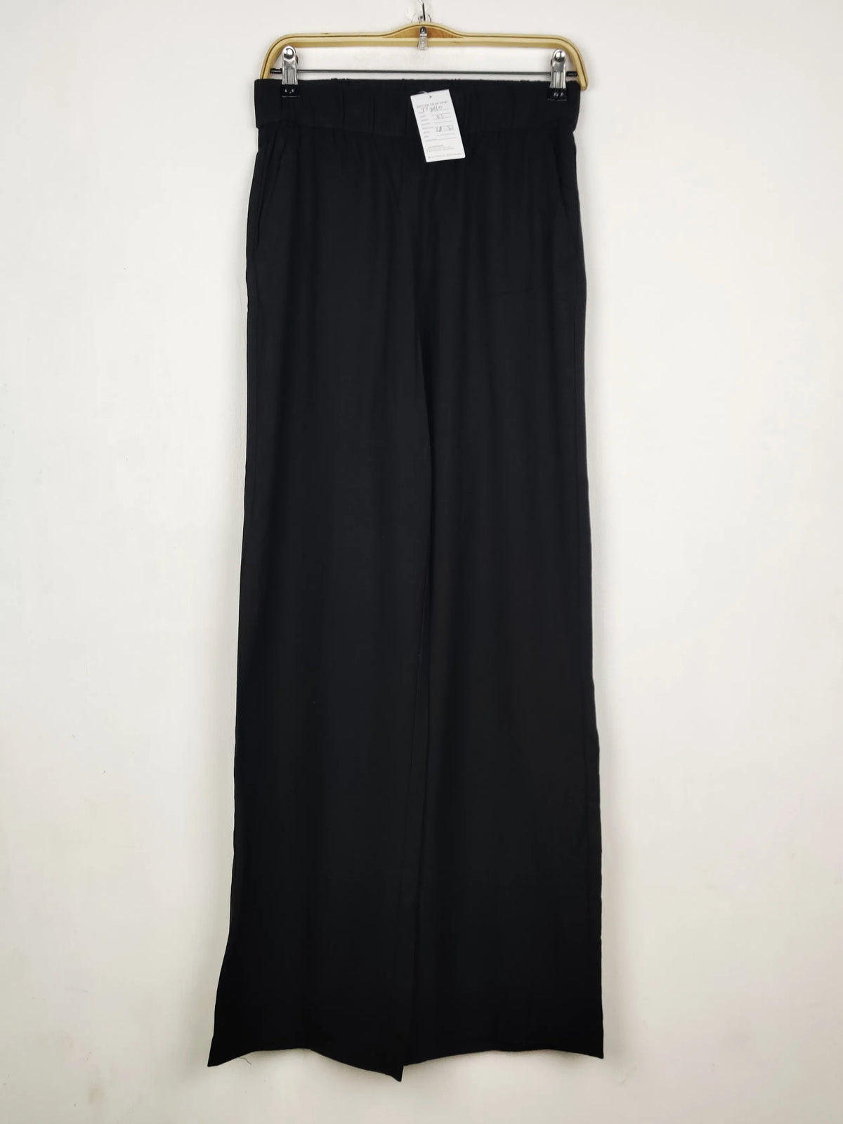 Buy online pre-used pre-loved 100% authentic & Original branded H&M (TT-3610) available in Pakistan. Top international brands avilable.