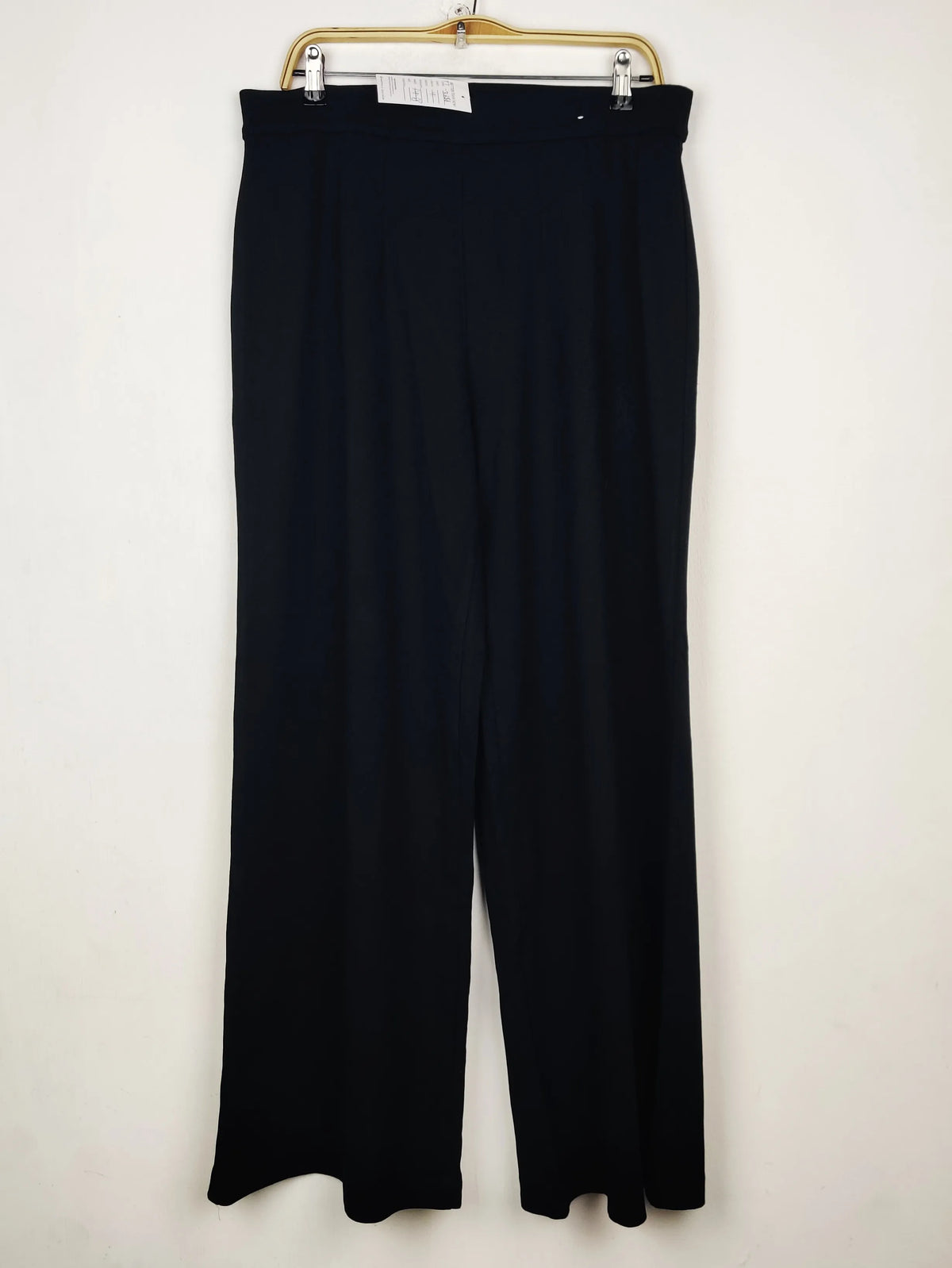 Buy online pre-used pre-loved 100% authentic & Original branded Unknown Brand (TT-3656) available in Pakistan. Top international brands avilable.