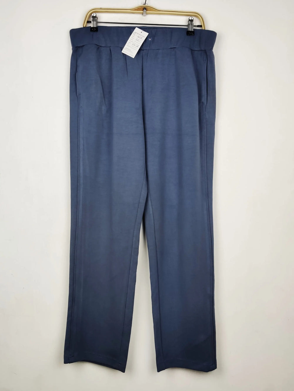 Buy online pre-used pre-loved 100% authentic & Original branded Joy Sportswear (TT-3658) available in Pakistan. Top international brands avilable.
