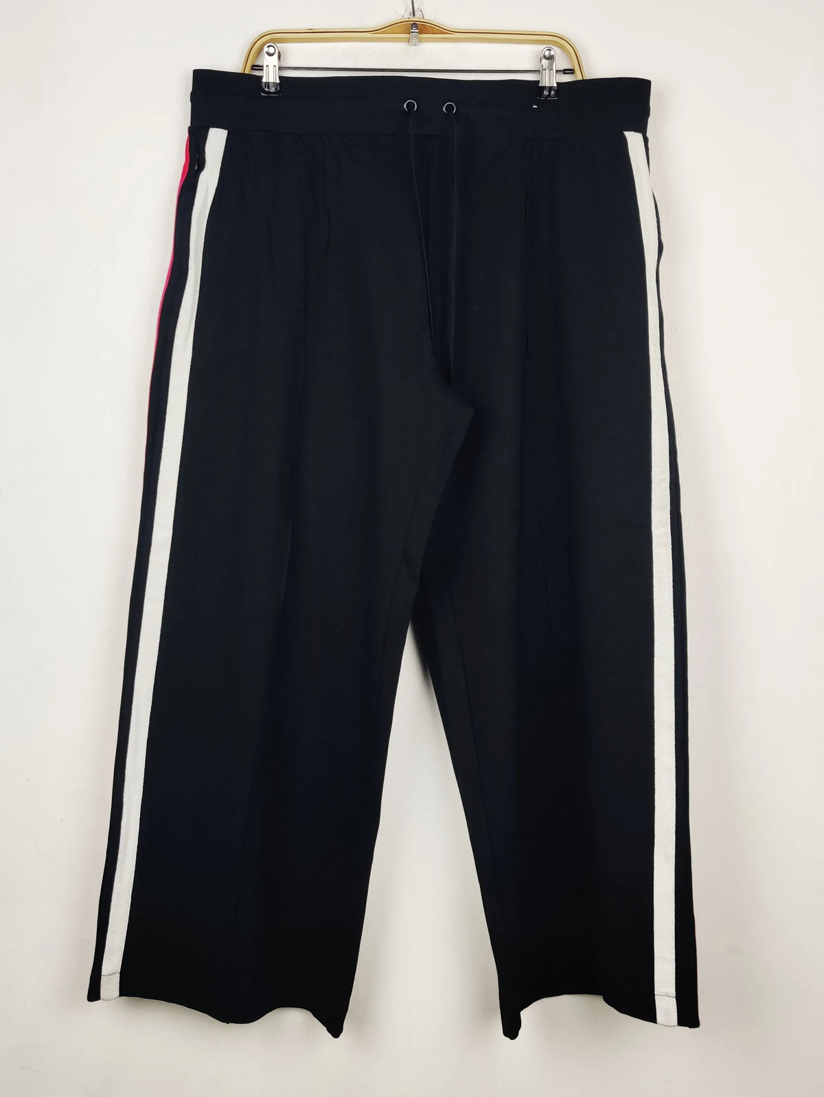 Buy online pre-used pre-loved 100% authentic & Original branded Unknown Brand (TT-3671) available in Pakistan. Top international brands avilable.