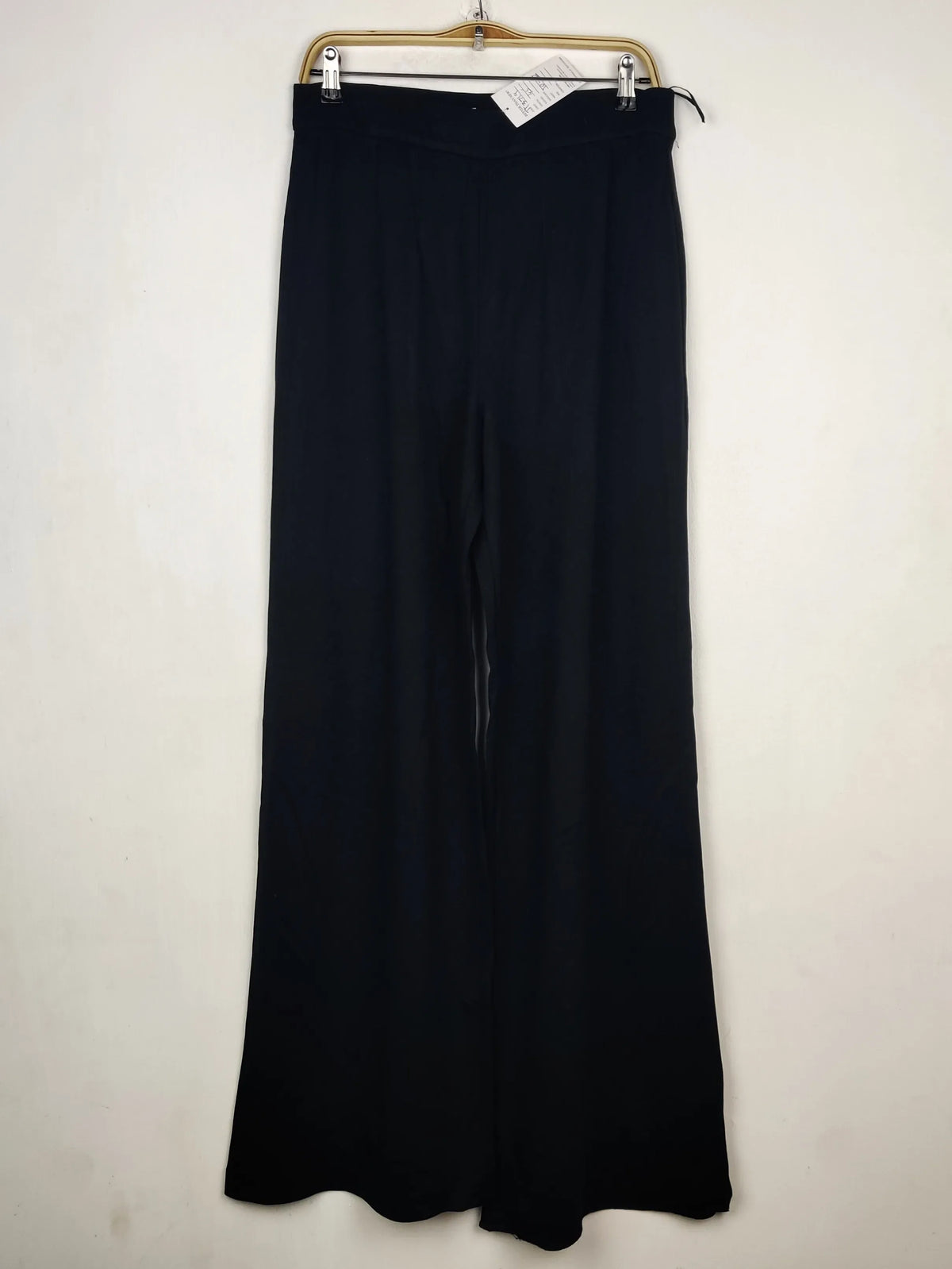 Buy online pre-used pre-loved 100% authentic & Original branded Unknown Brand (TT-3719) available in Pakistan. Top international brands avilable.
