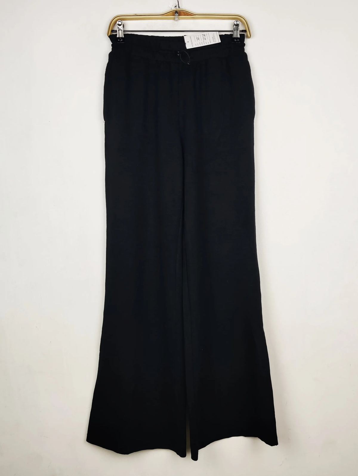 Buy online pre-used pre-loved 100% authentic & Original branded Unknown Brand (TT-3737) available in Pakistan. Top international brands avilable.