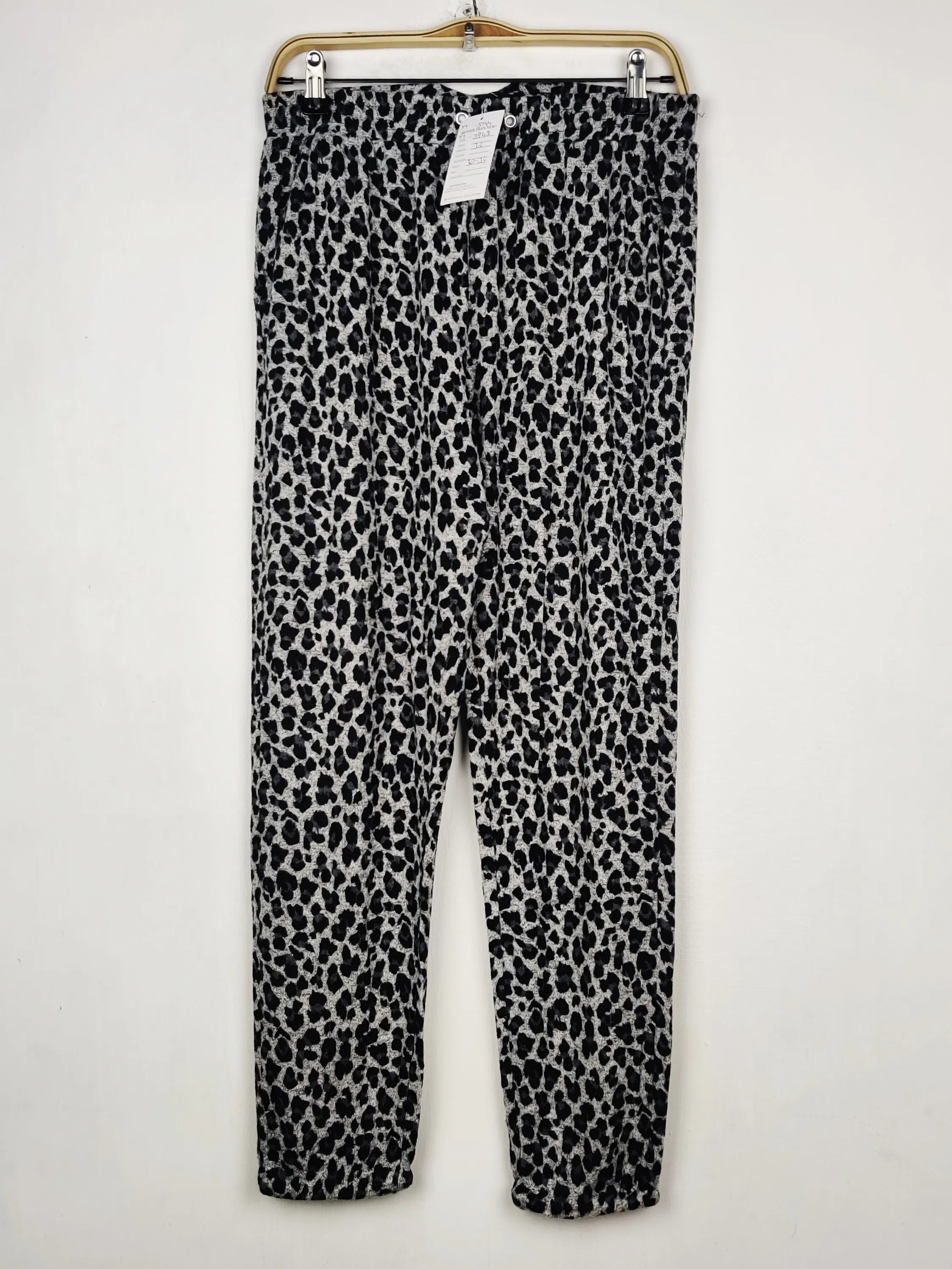 Buy online pre-used pre-loved 100% authentic & Original branded Unknown Brand (TT-3744) available in Pakistan. Top international brands avilable.