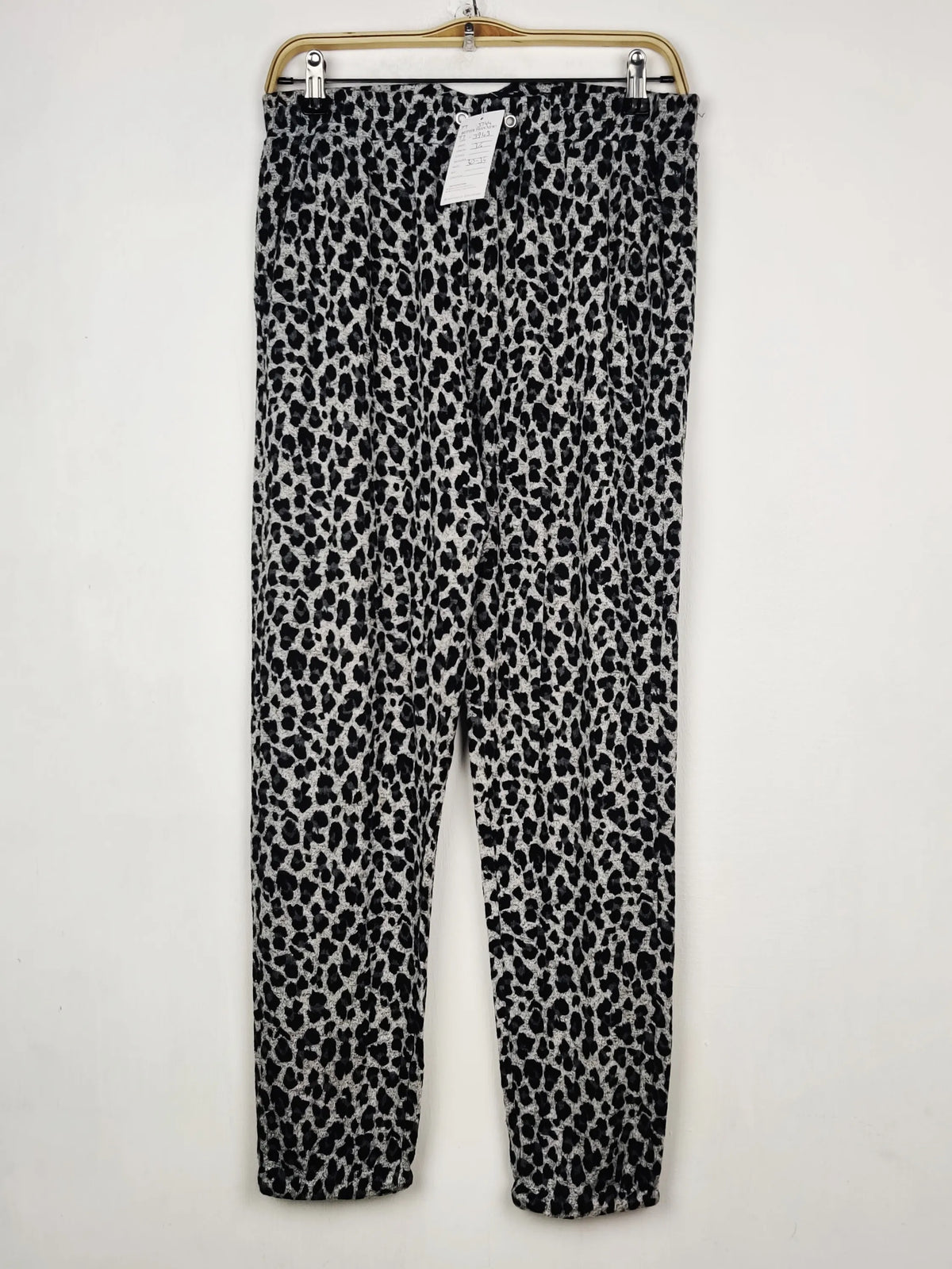Buy online pre-used pre-loved 100% authentic & Original branded Unknown Brand (TT-3744) available in Pakistan. Top international brands avilable.