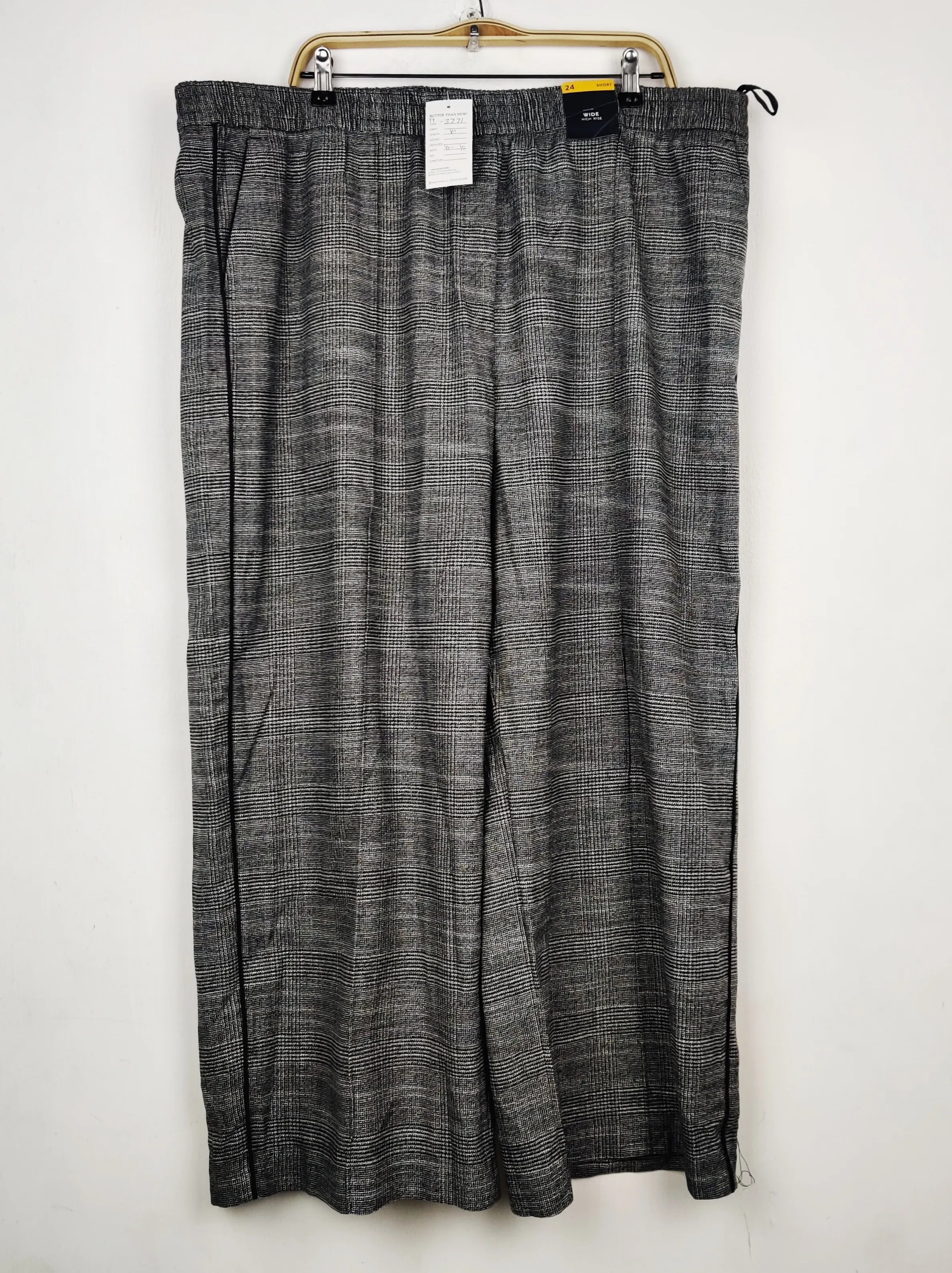Buy online pre-used pre-loved 100% authentic & Original branded Marks & Spencer (TT-3771) available in Pakistan. Top international brands avilable.